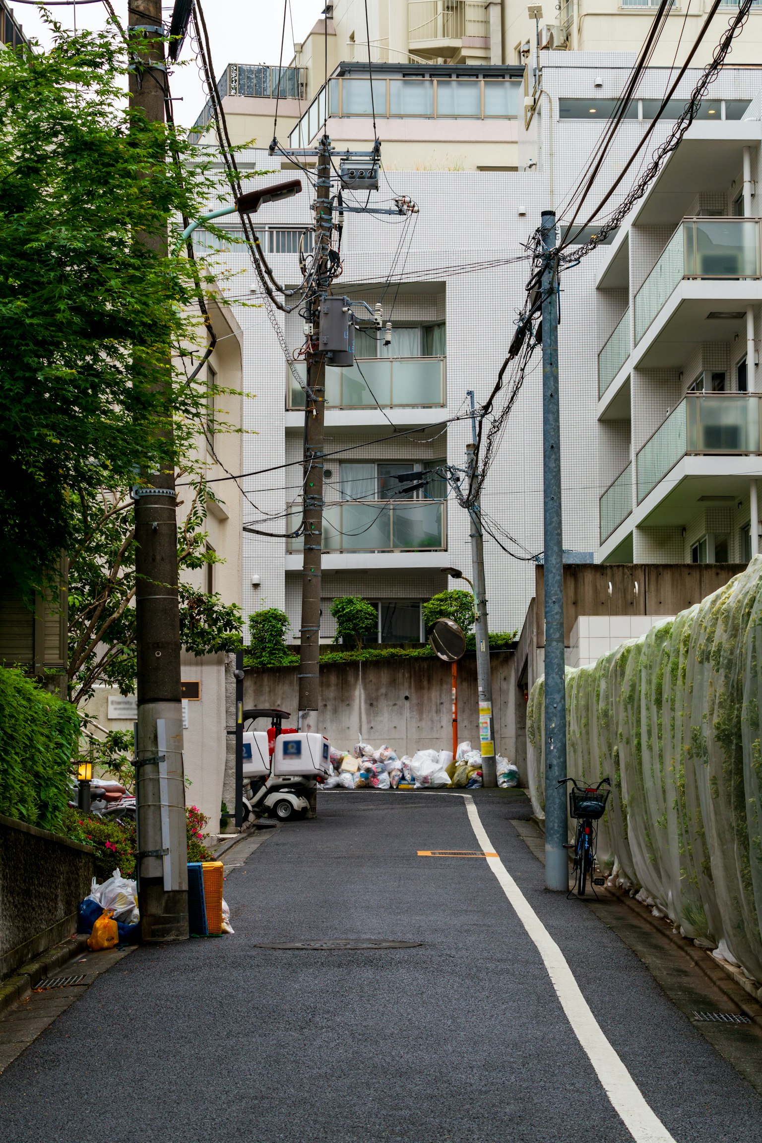 狹窄的巷子與建築和電線