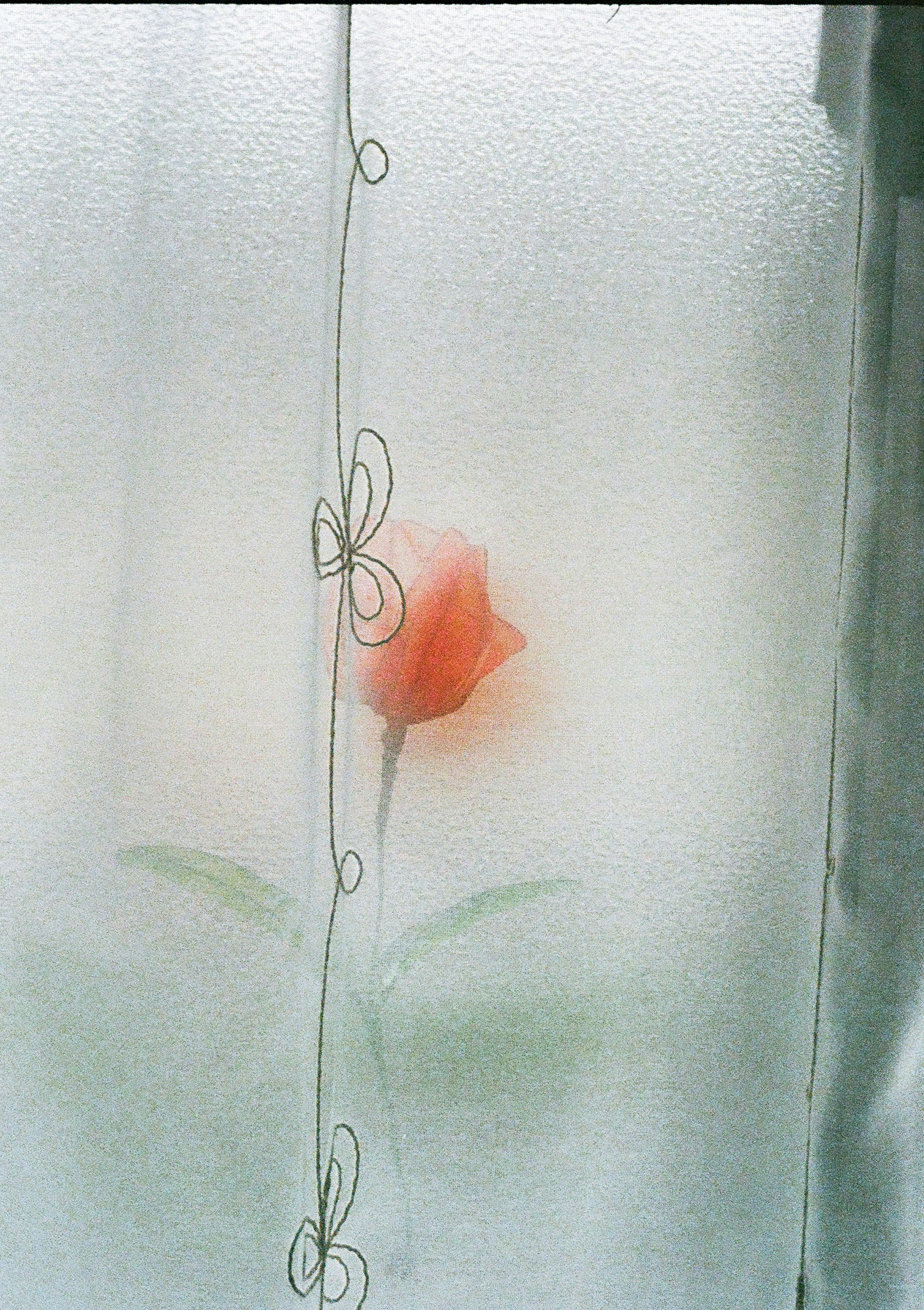 白い布に描かれた花の刺繍と蝶のモチーフ