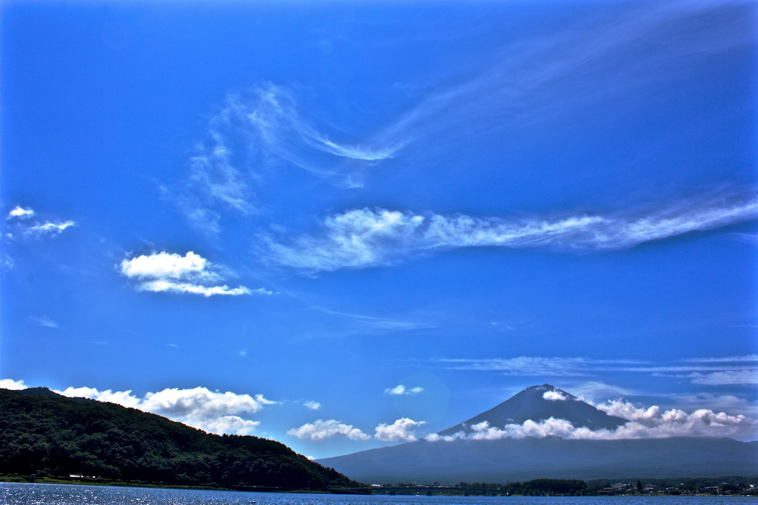 Vista escénica del monte Fuji rodeado de cielo azul y nubes blancas