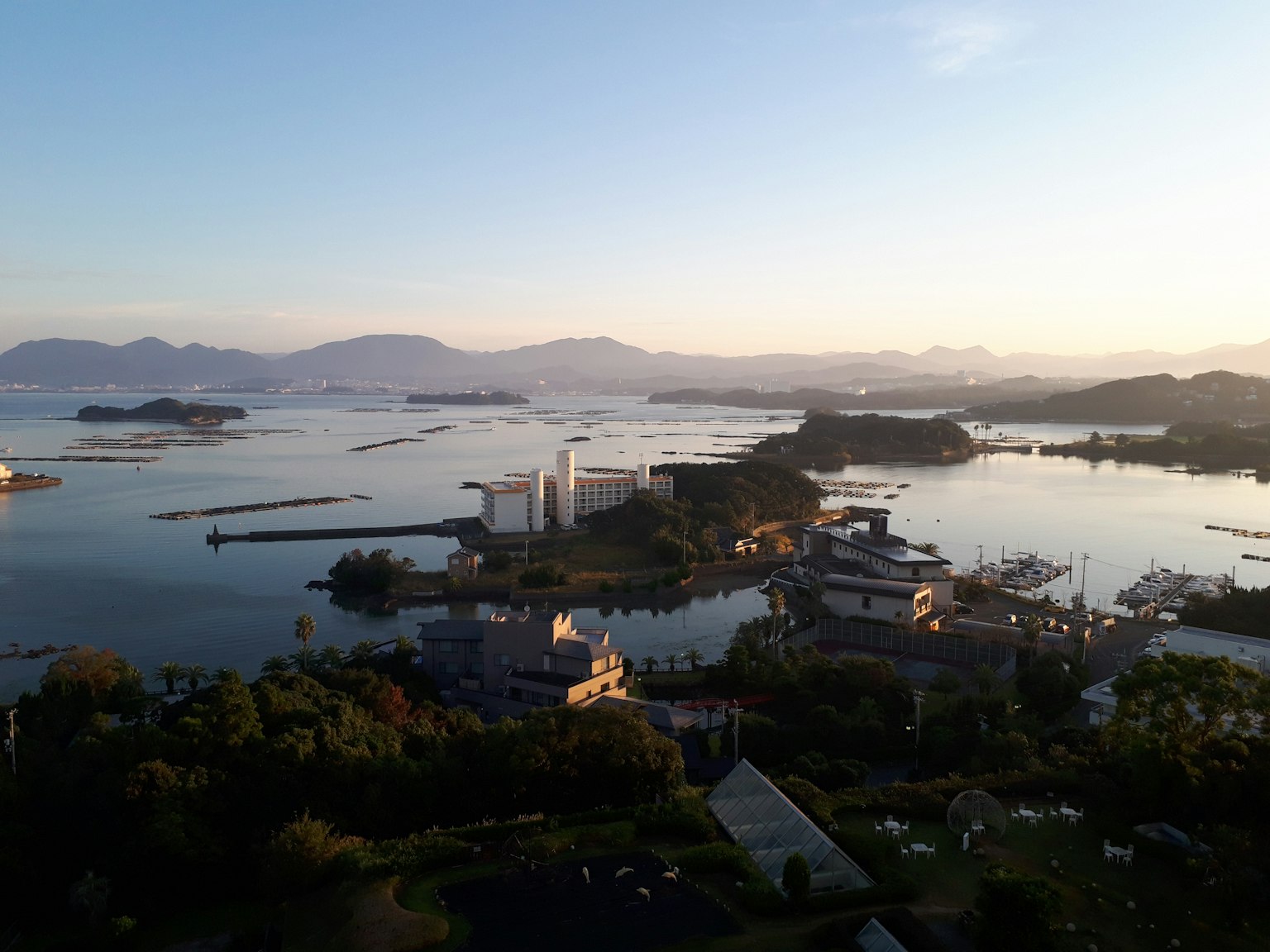 Malersicher Blick auf eine Küstenlandschaft mit Bergen und Wasser