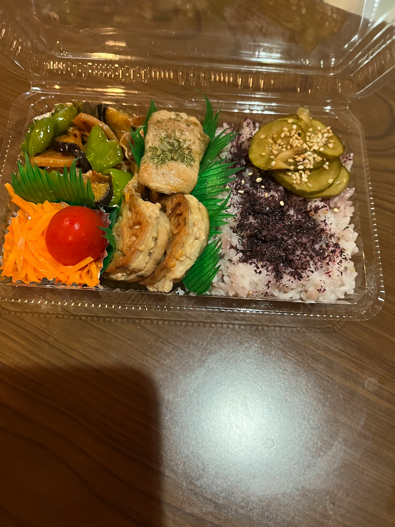 Una deliciosa caja bento japonesa presentada en un recipiente de plástico