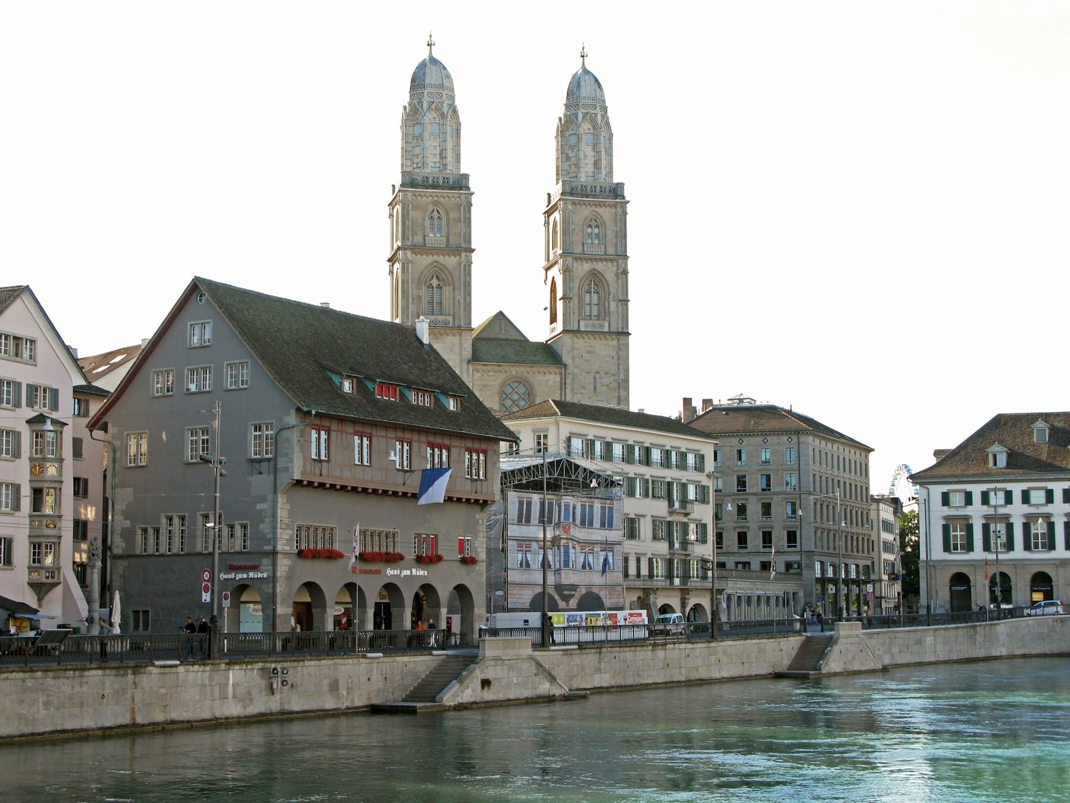 Blick auf die Architektur von Zürich und den Limmatfluss