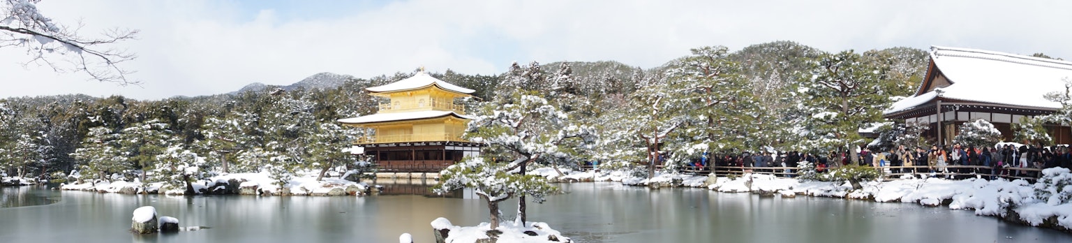 被雪覆蓋的金閣寺與寧靜的周圍風景