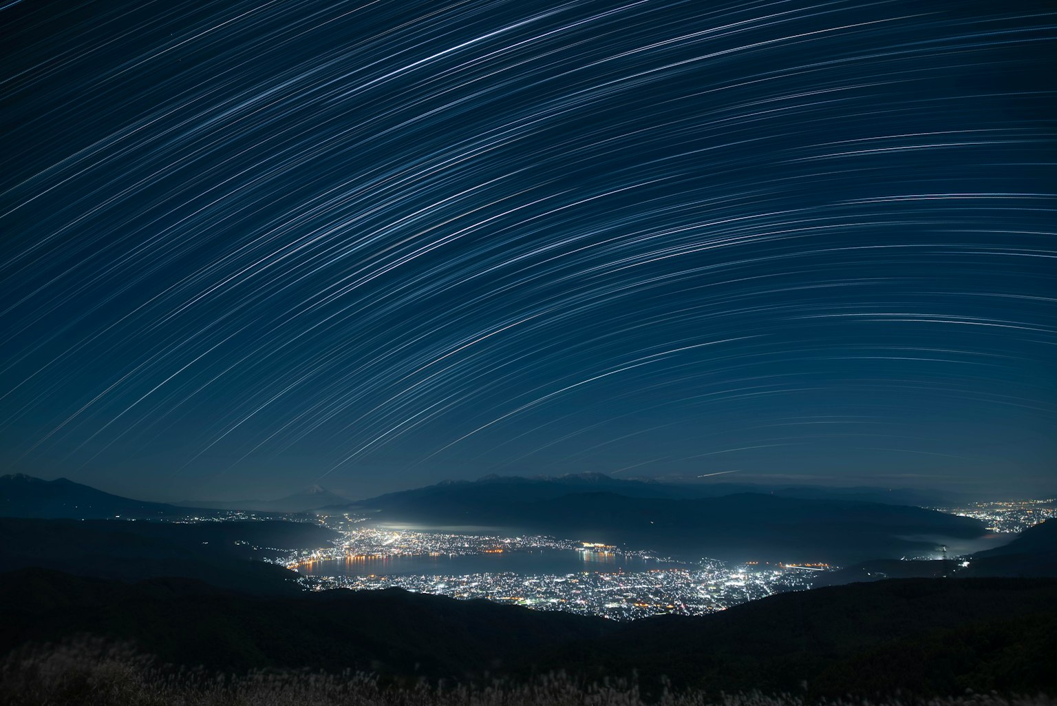 夜空中星軌和城市燈光