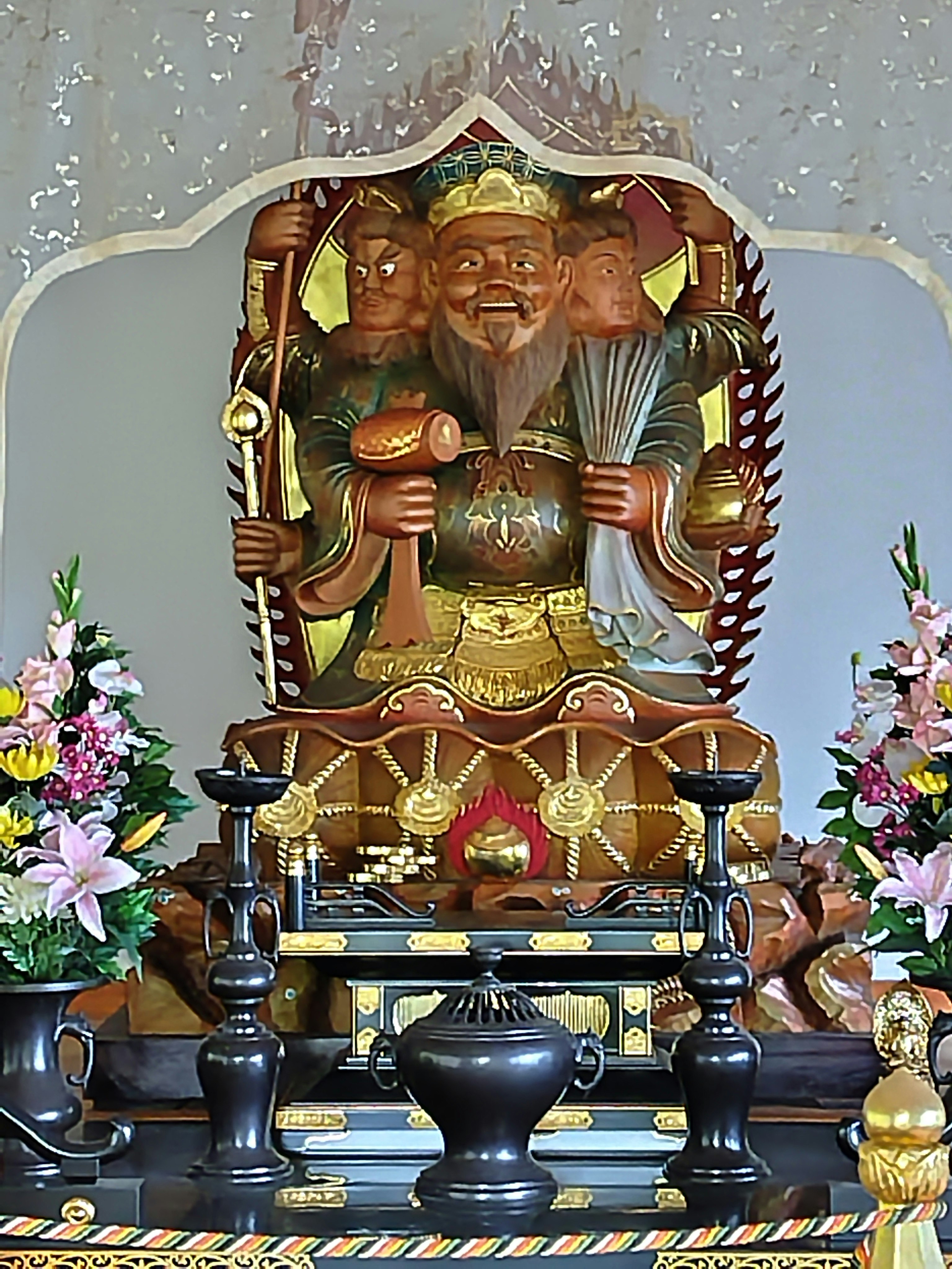 三面大黑天雕像与供品祭坛