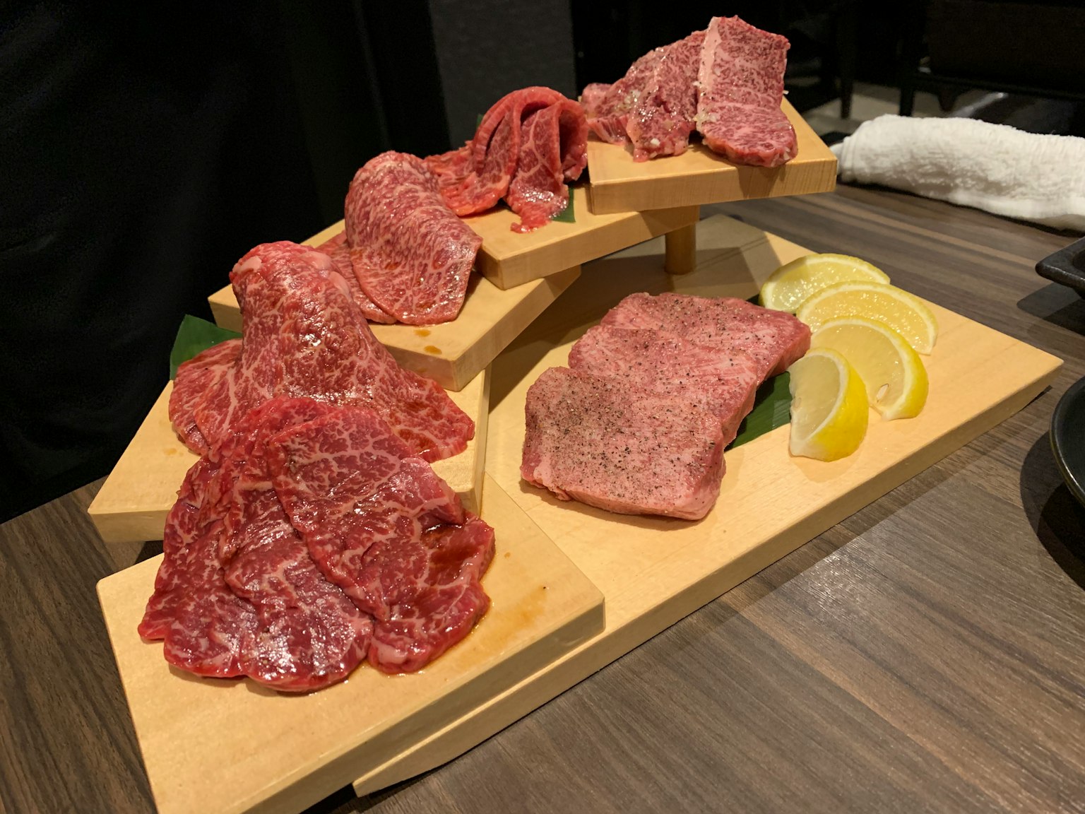 一块木板上精美摆放的各种烤肉拼盘