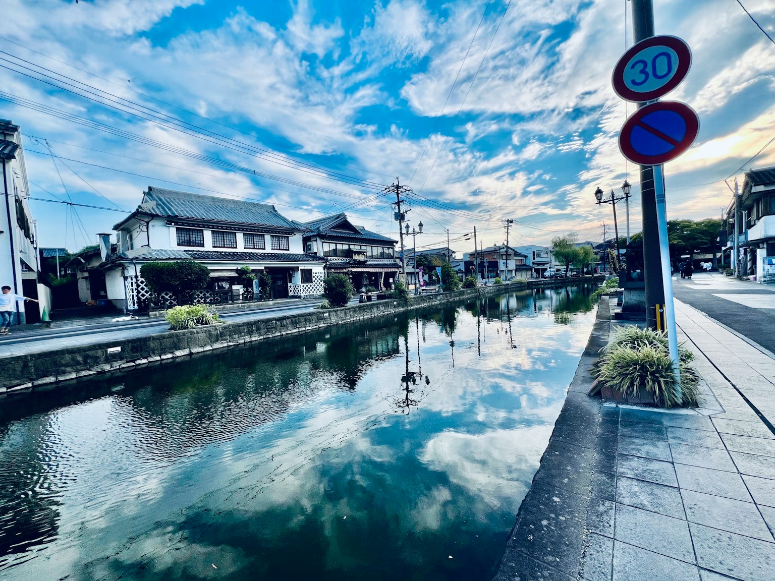 Vista panoramica di un canale tranquillo con riflessi di edifici storici