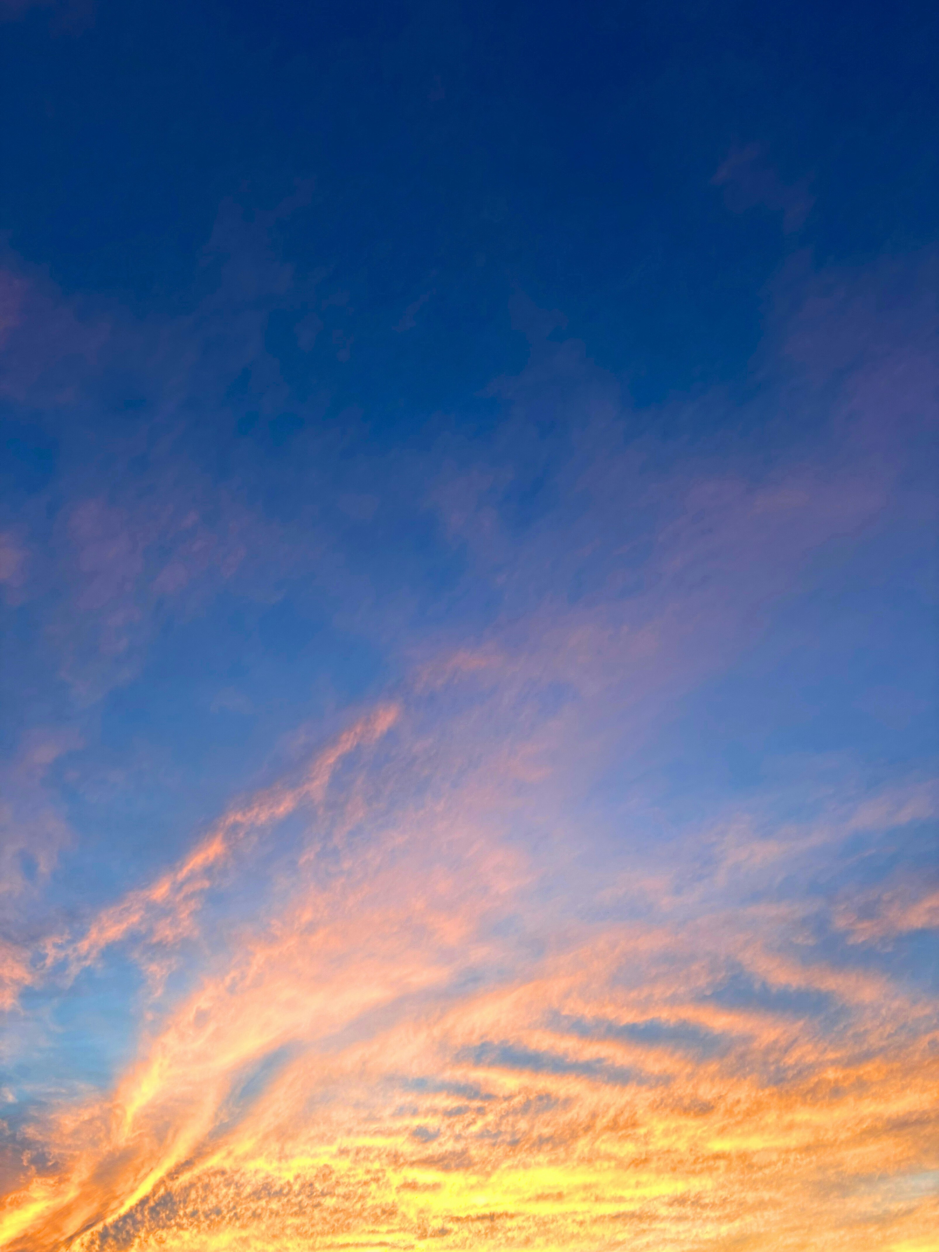 夕焼けの空に広がる雲のグラデーション