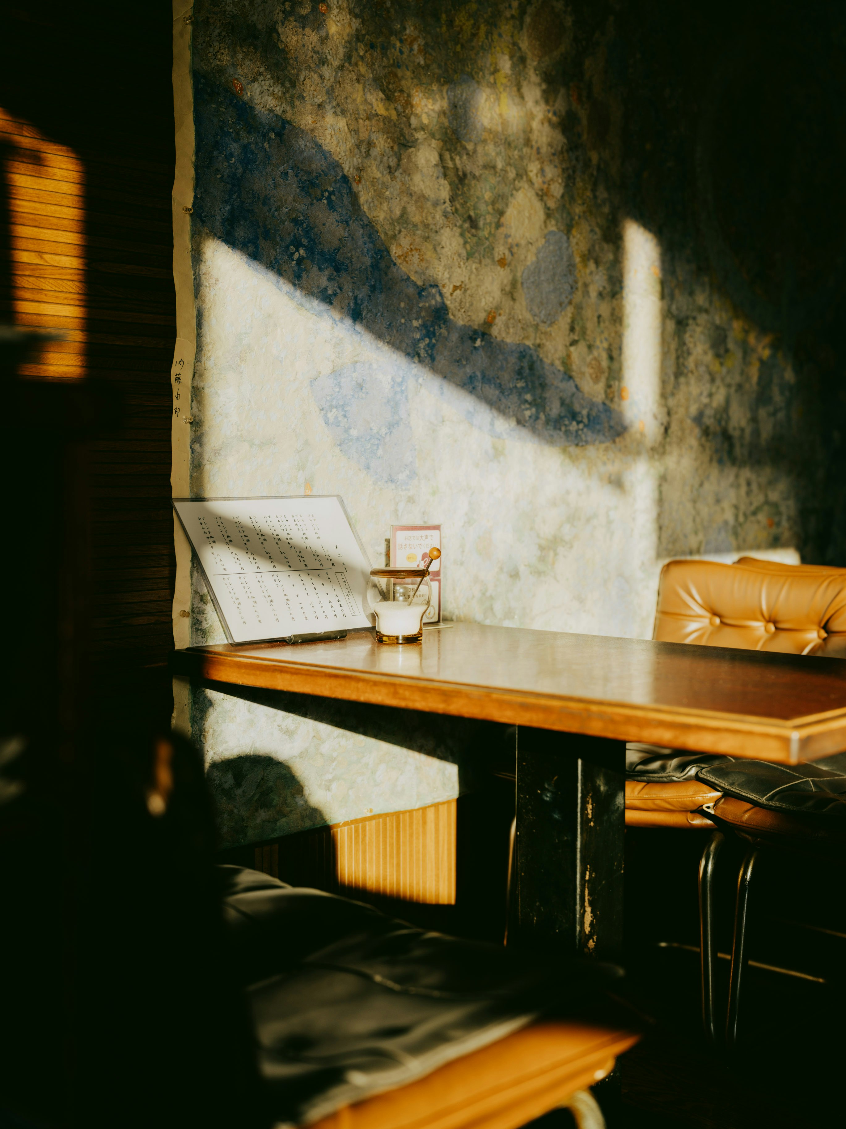 coin de tables de café le long d’un mur