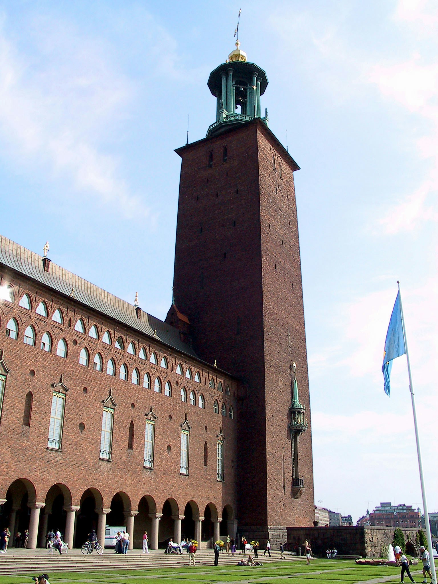 Hôtel de ville de Stockholm avec une tour en brique rouge sous un ciel bleu