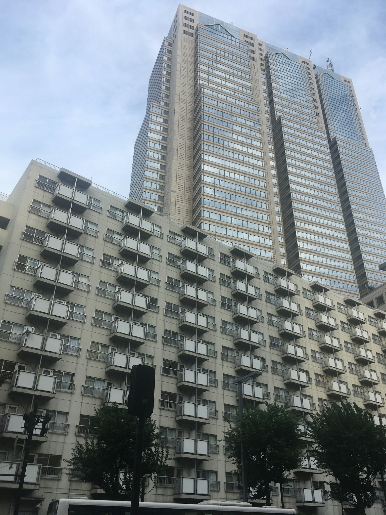 城市景觀，包含高層建築和低層公寓