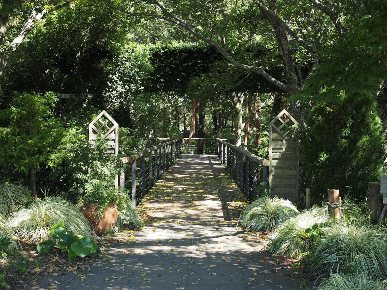 Weg und Brücke in einer üppigen Gartenlandschaft
