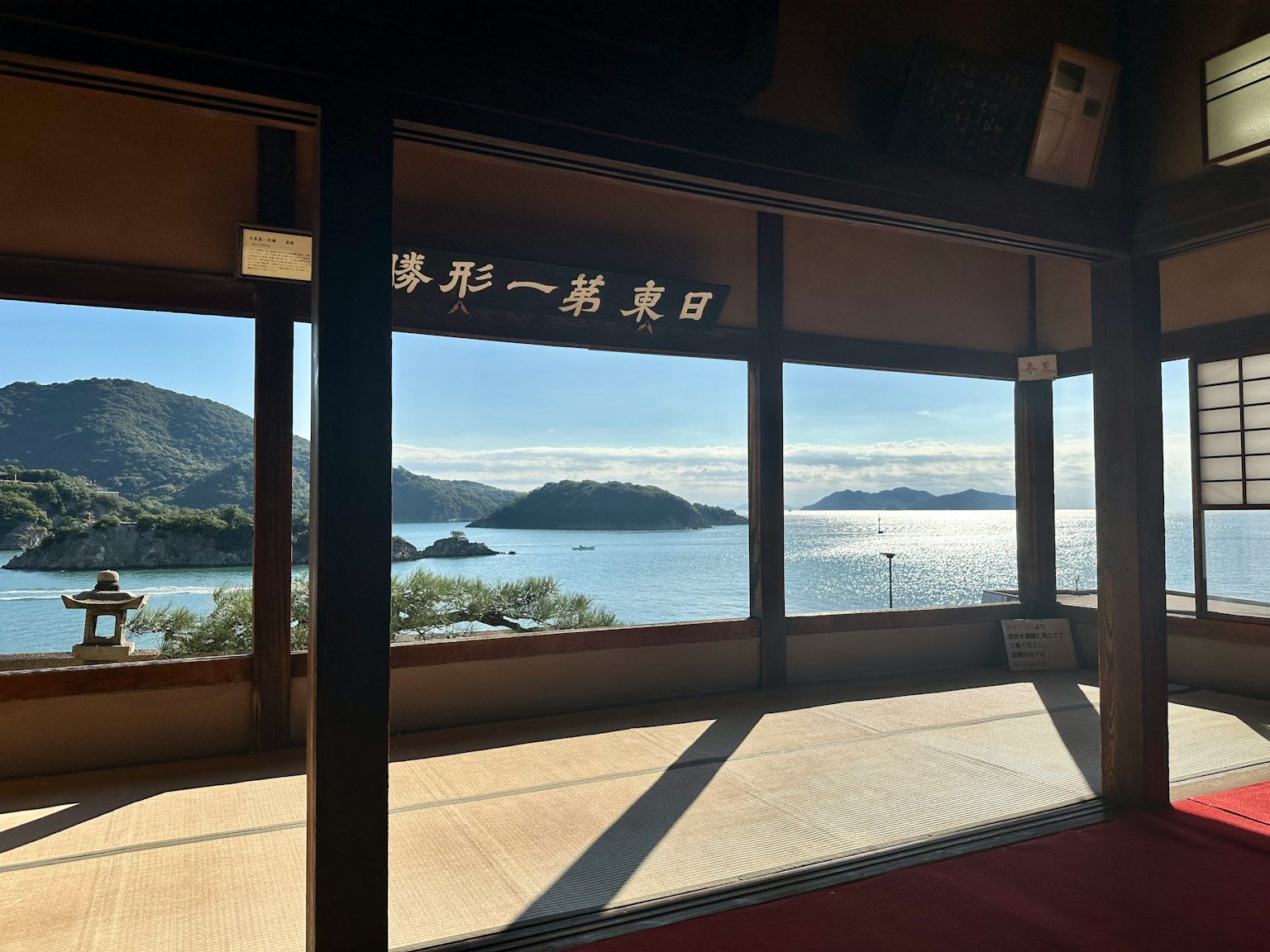 日本房間的內部，外面有美麗的海景
