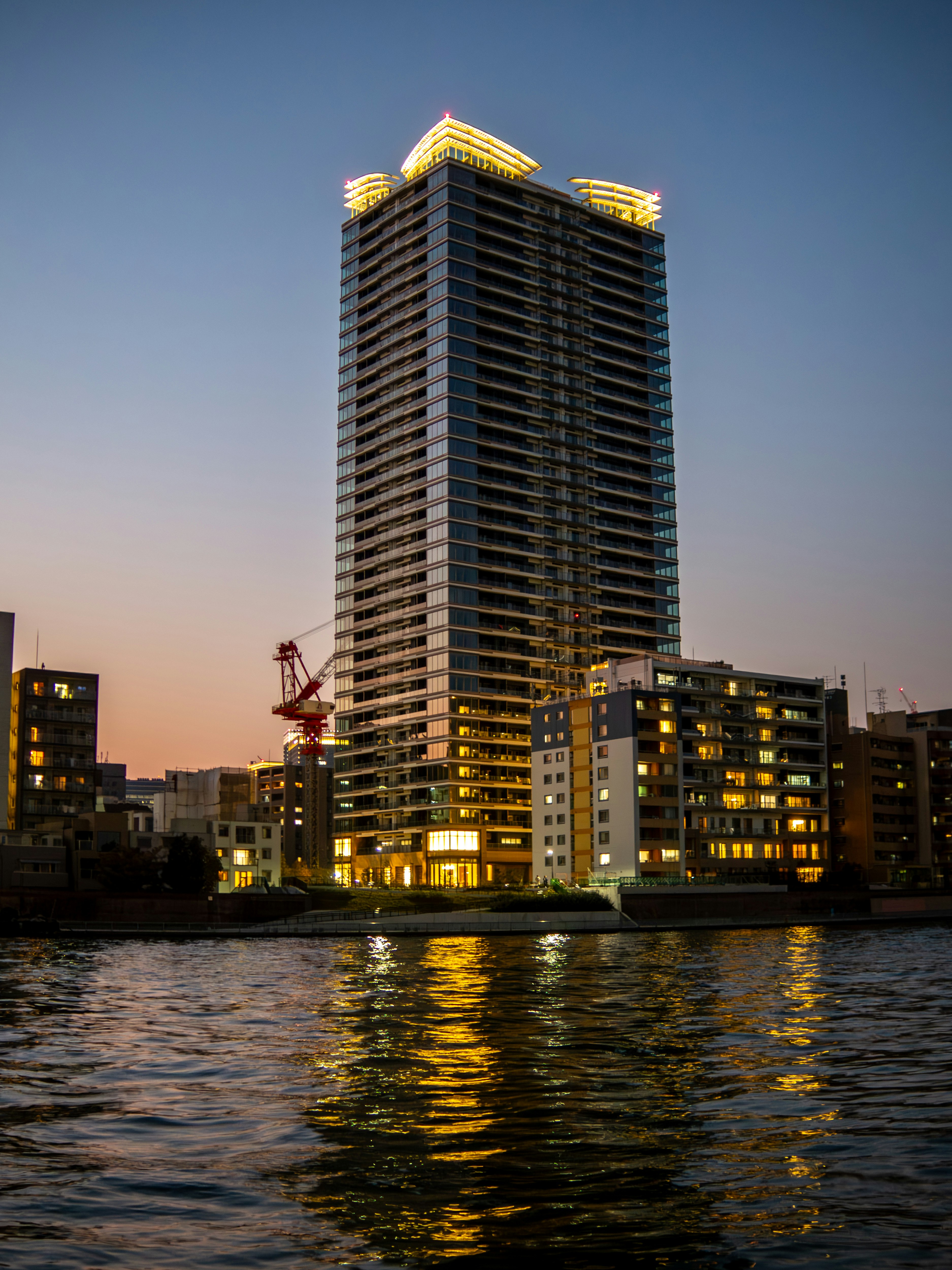 川沿いに建つ高層マンション群の夕景
