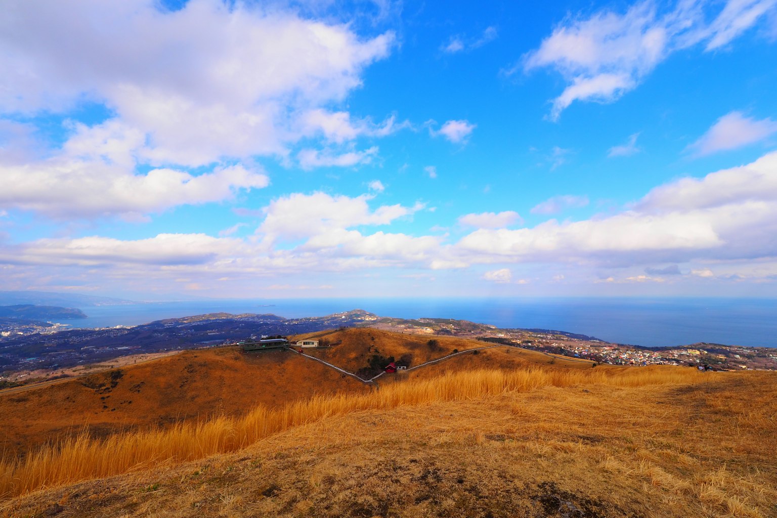 Paysage de colline avec ciel bleu et nuages surplombant la mer prairie sèche