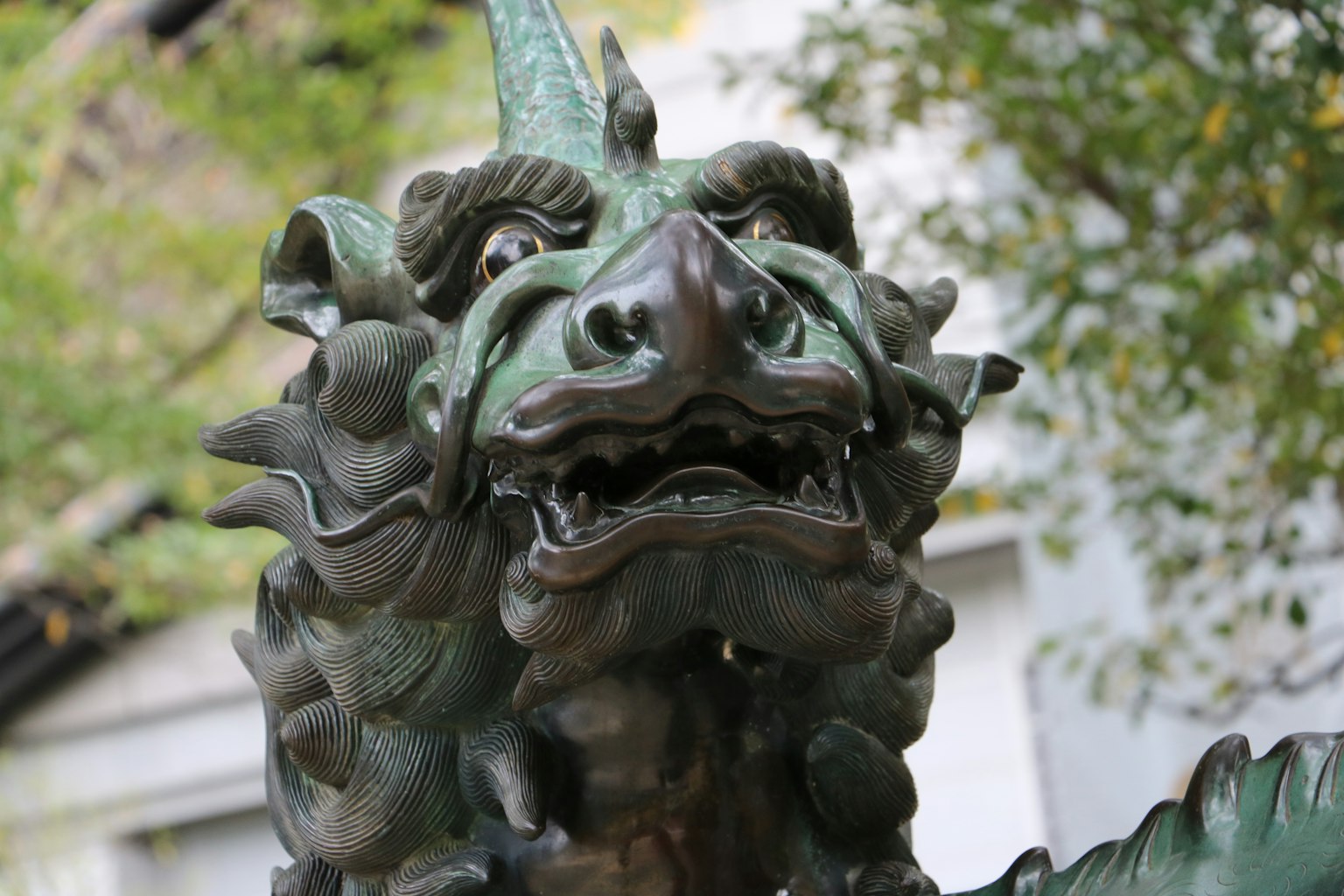 Acercamiento del rostro de una escultura de dragón verde