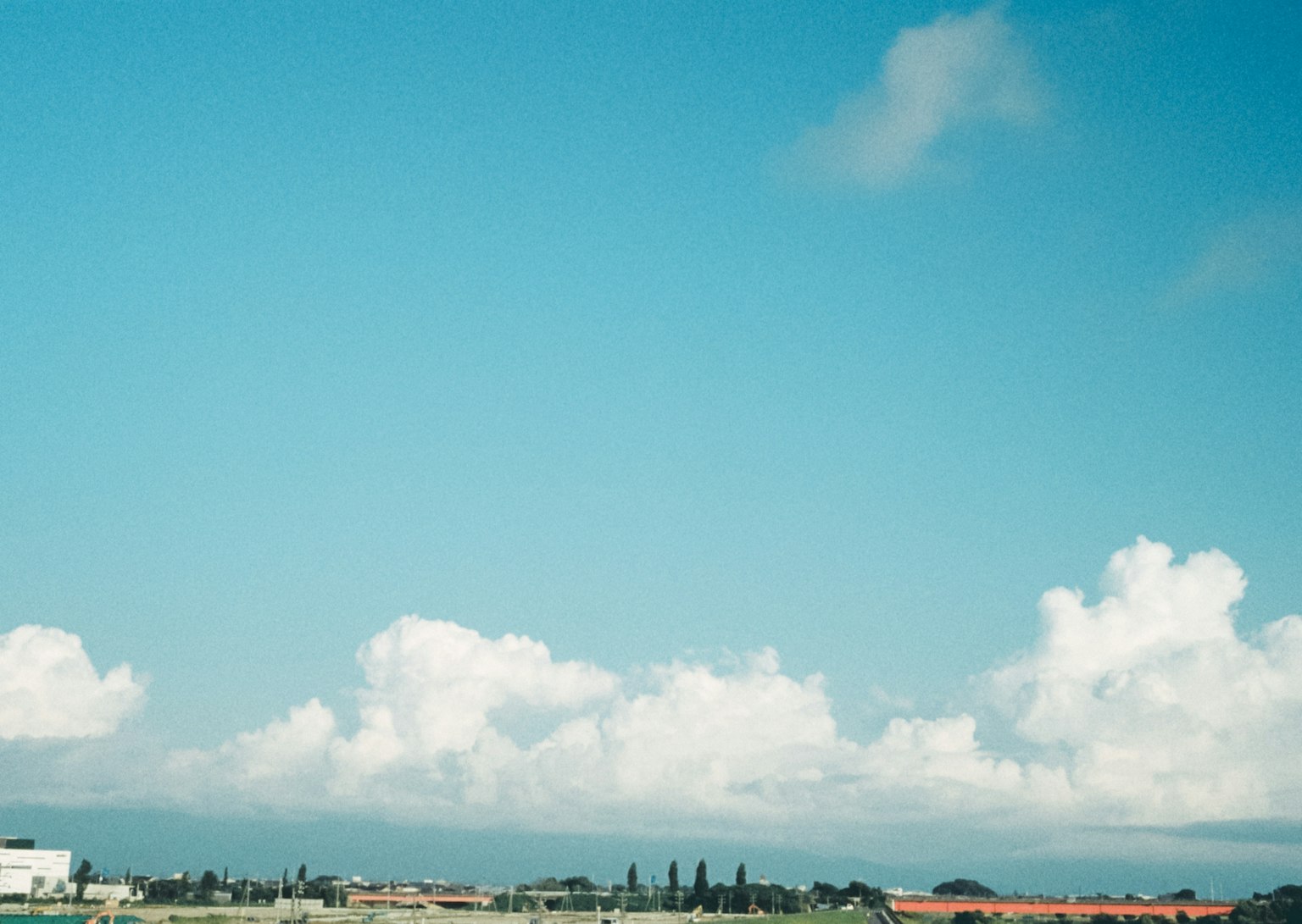 Cielo azul claro con nubes blancas y esponjosas