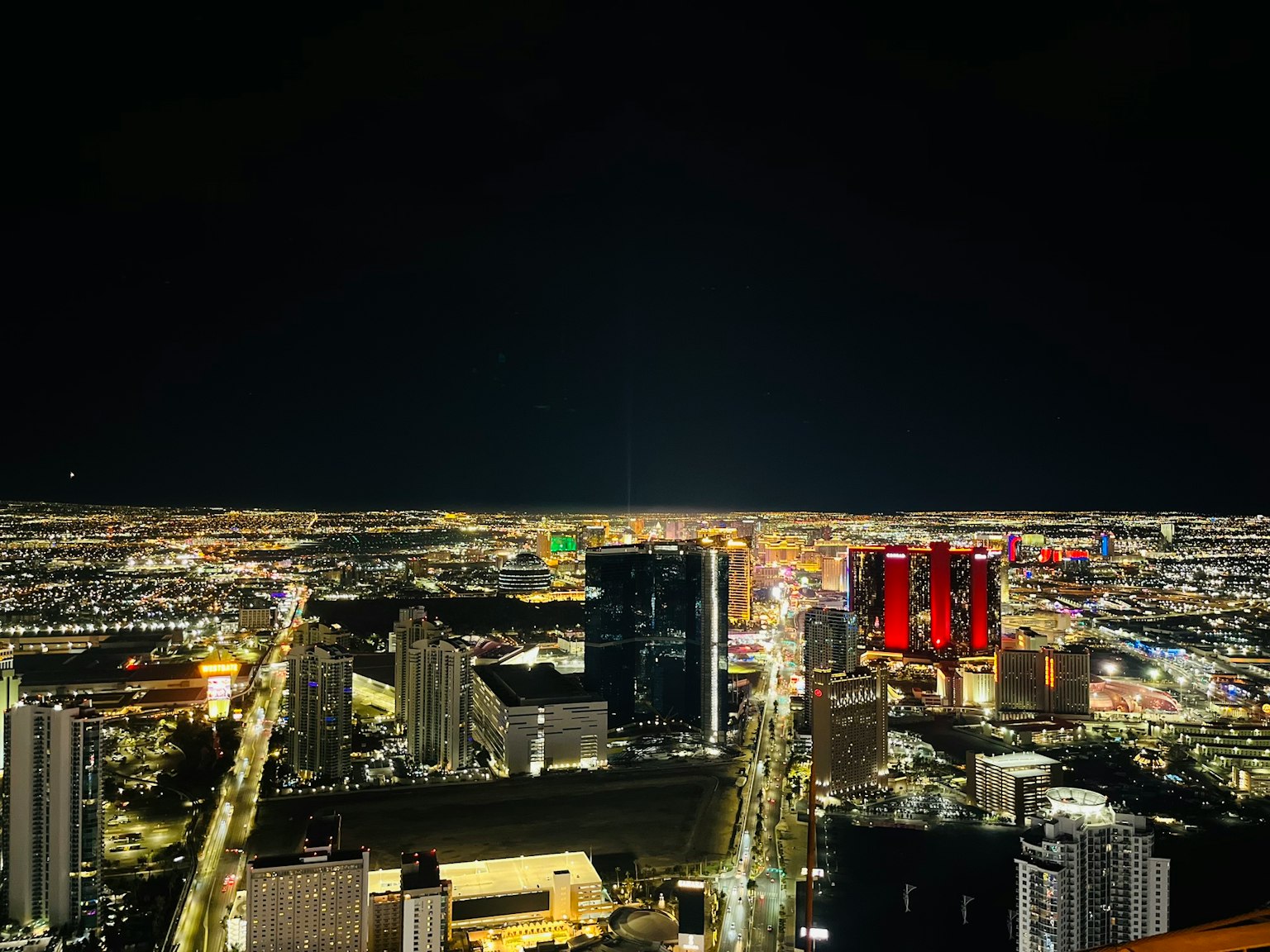 Pemandangan malam yang menakjubkan dari Las Vegas Lampu dari gedung pencakar langit menerangi kota