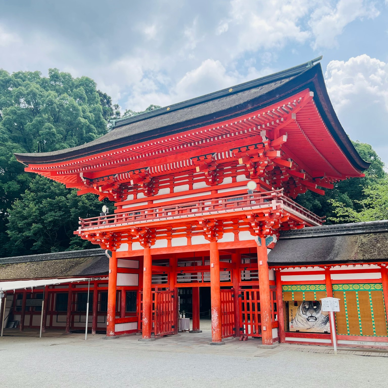 Pintu merah cerah dan gaya arsitektur Jepang tradisional dari kuil