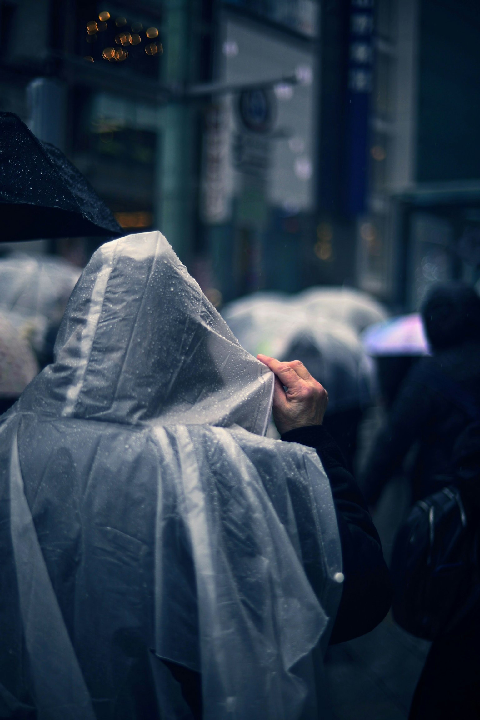 Personnes portant des imperméables transparents marchant sous la pluie