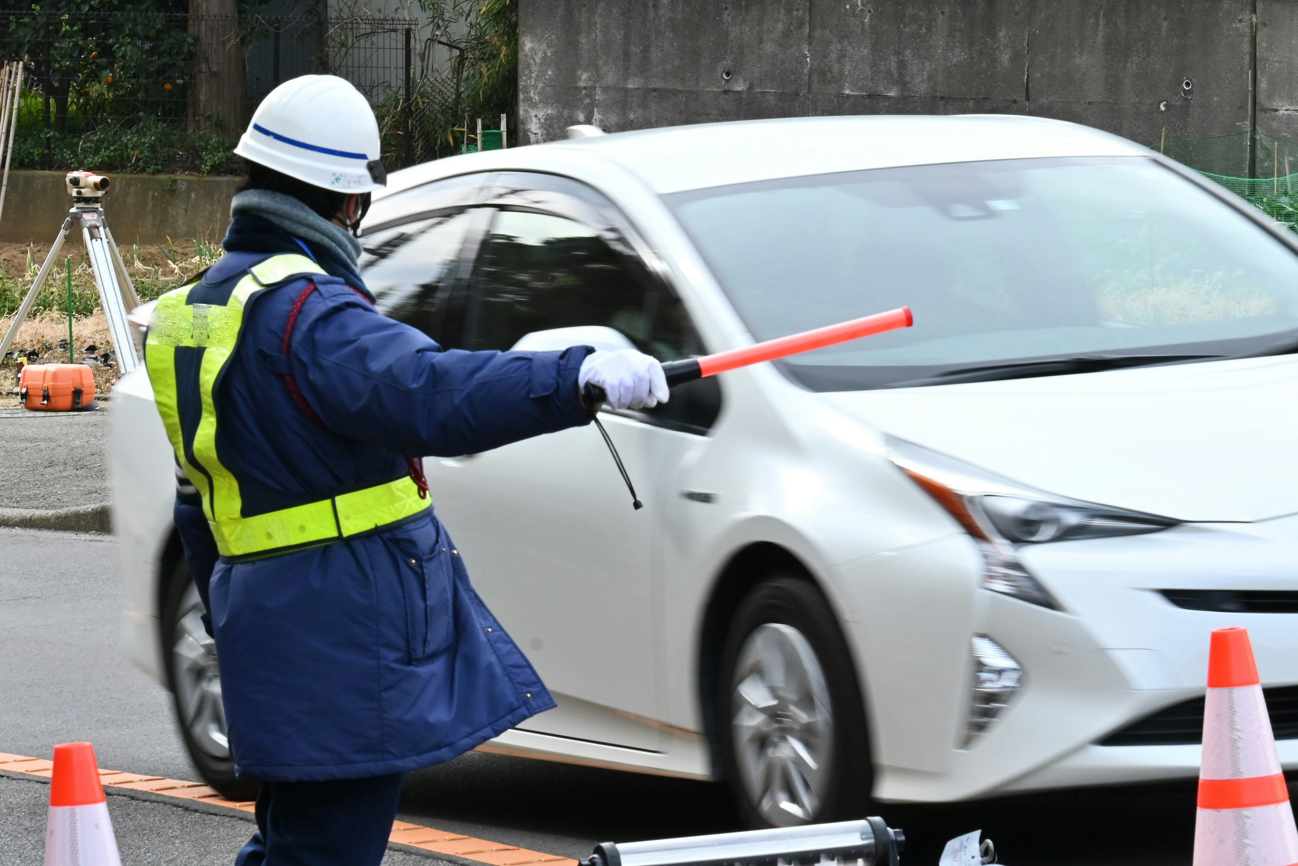交通誘導員が車両の誘導を行う道路の現場
