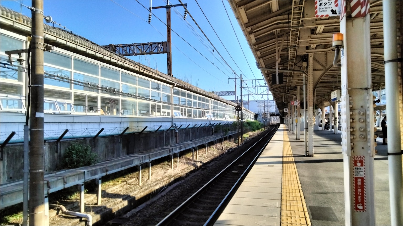 Bahnhof Plattform mit Gleisen unter einem klaren blauen Himmel