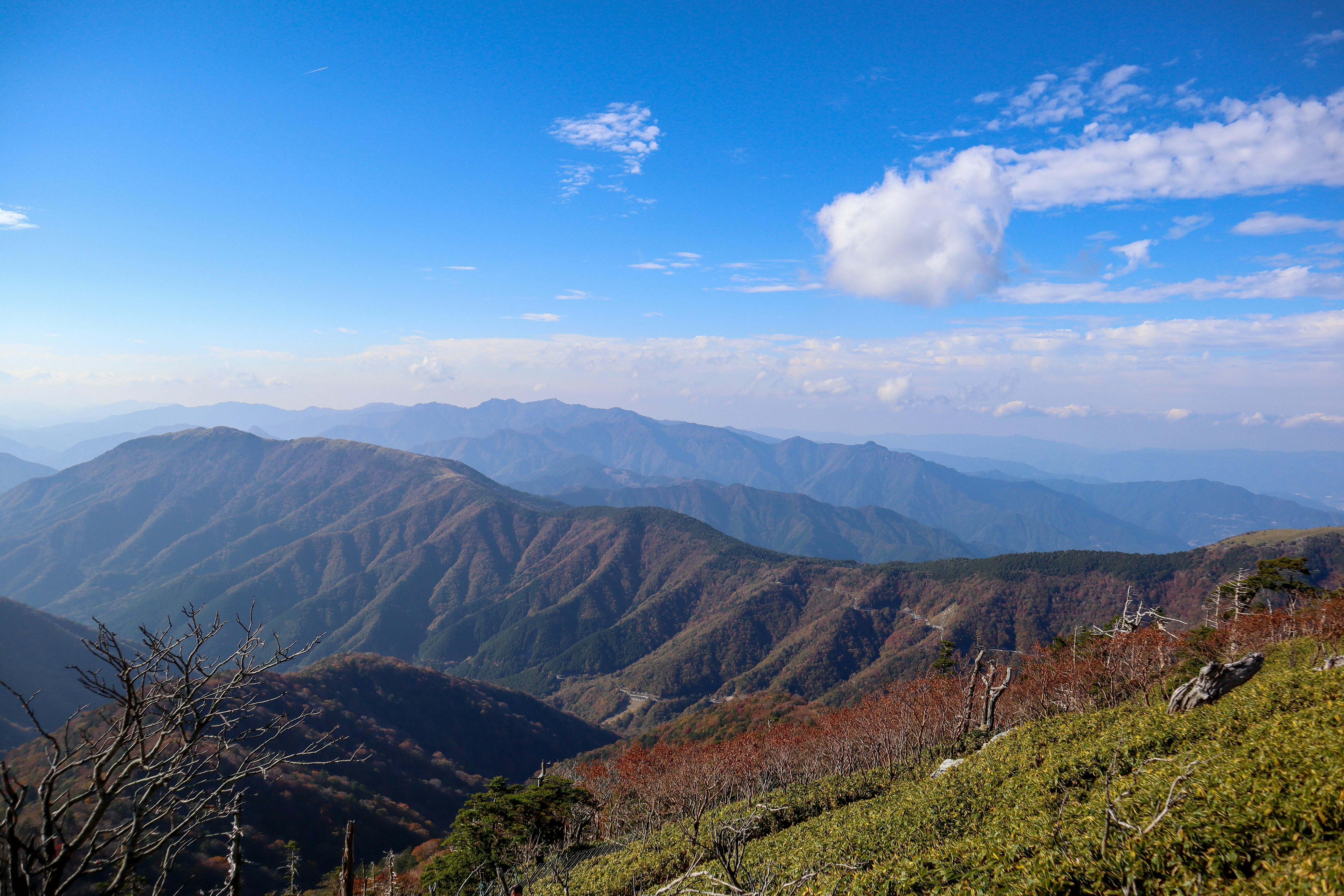 徳島県・剣山の稜線と山並み、雲の広がる絶景