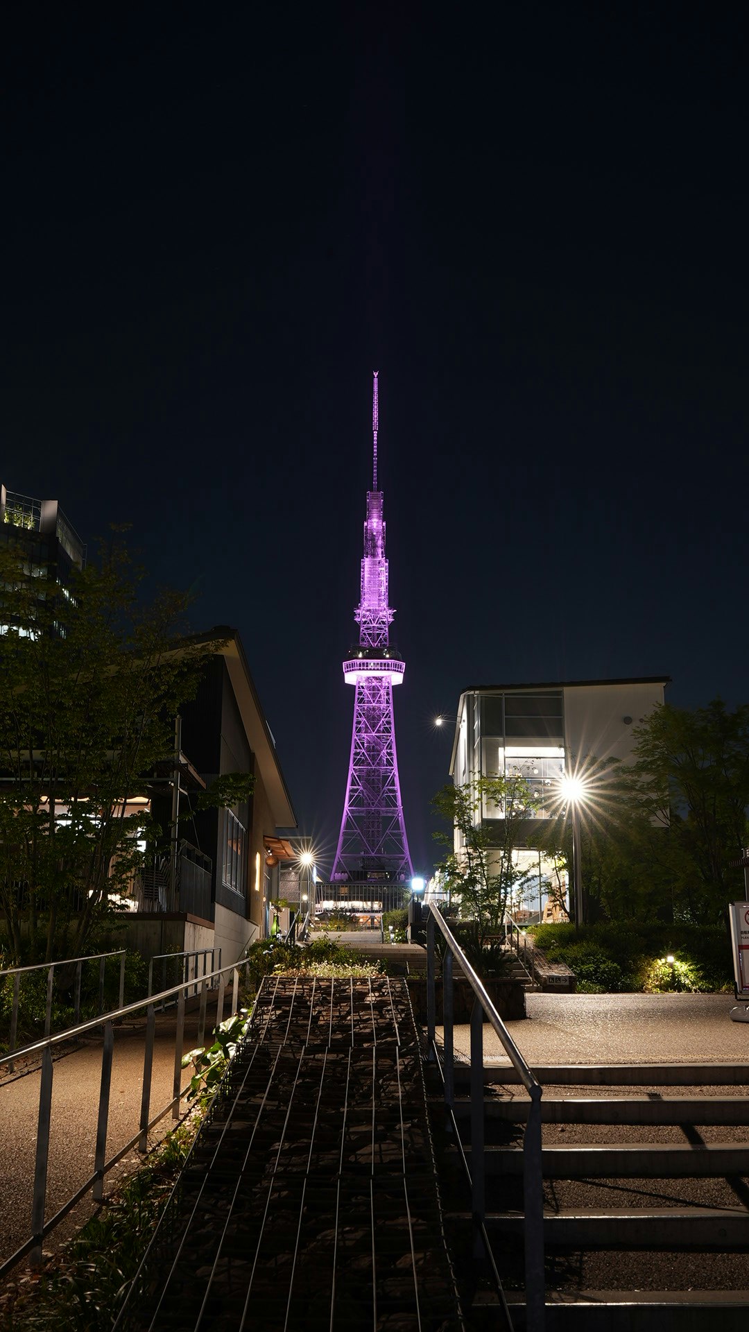passeggiata notturna con una torre illuminata