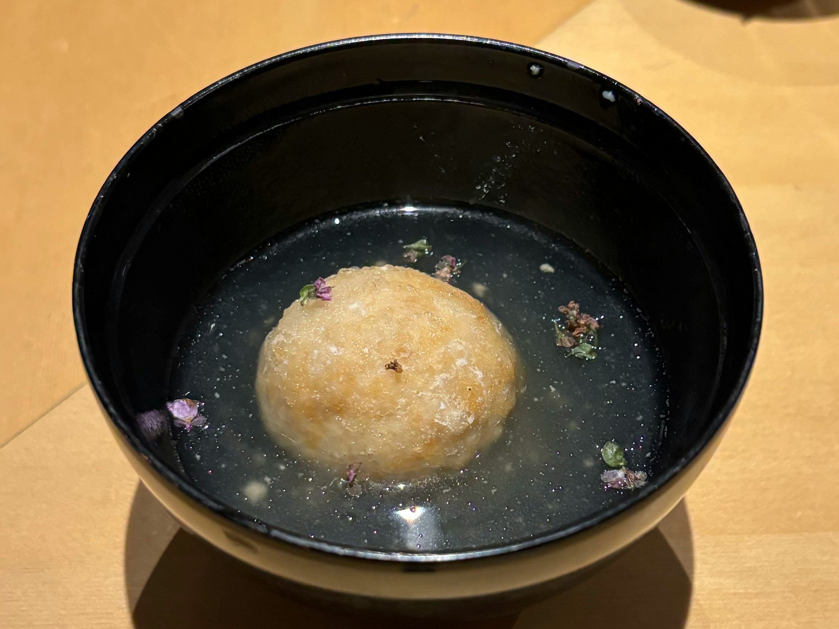 黑色碗里的炸点心特写