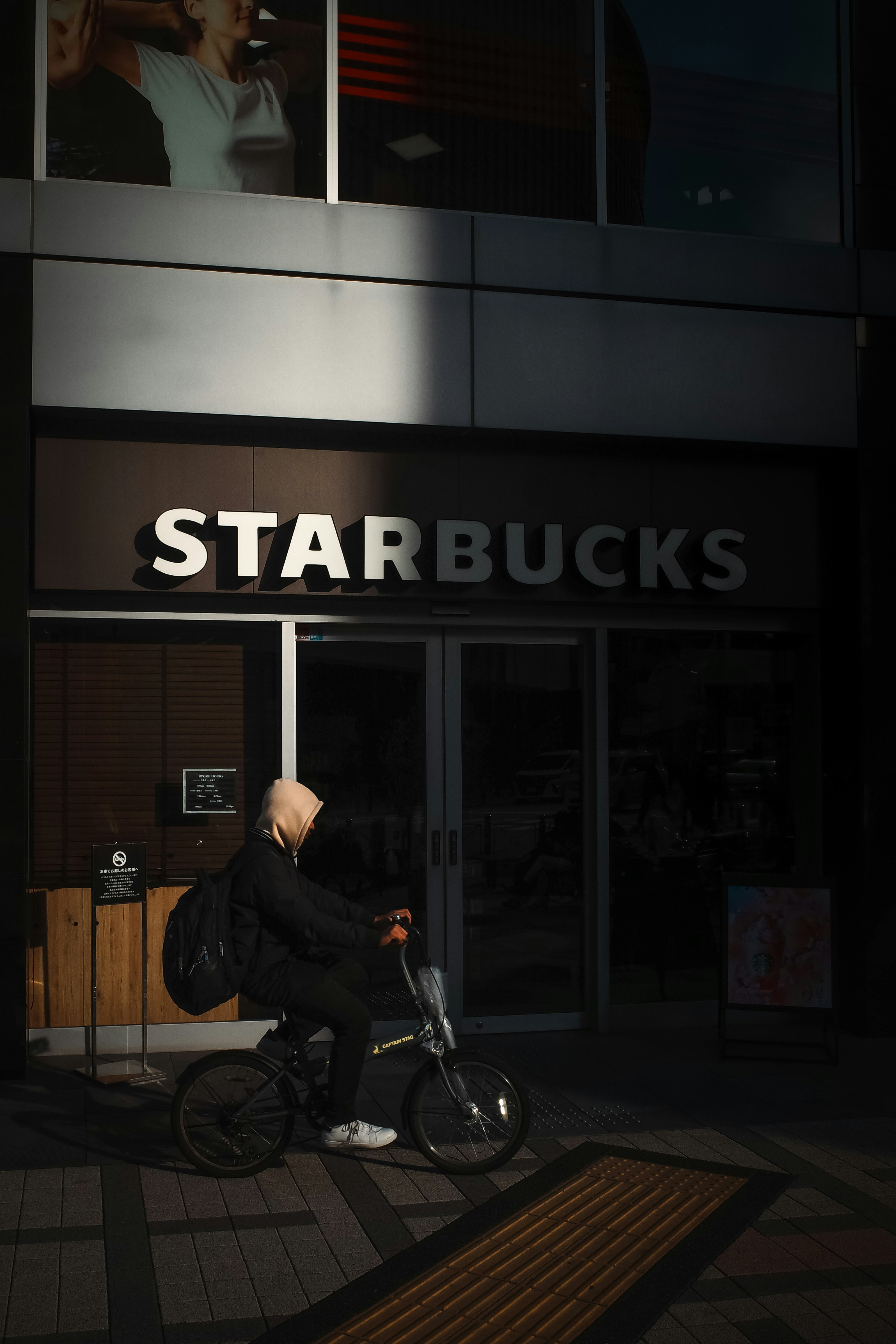 星巴克门店前骑自行车的人