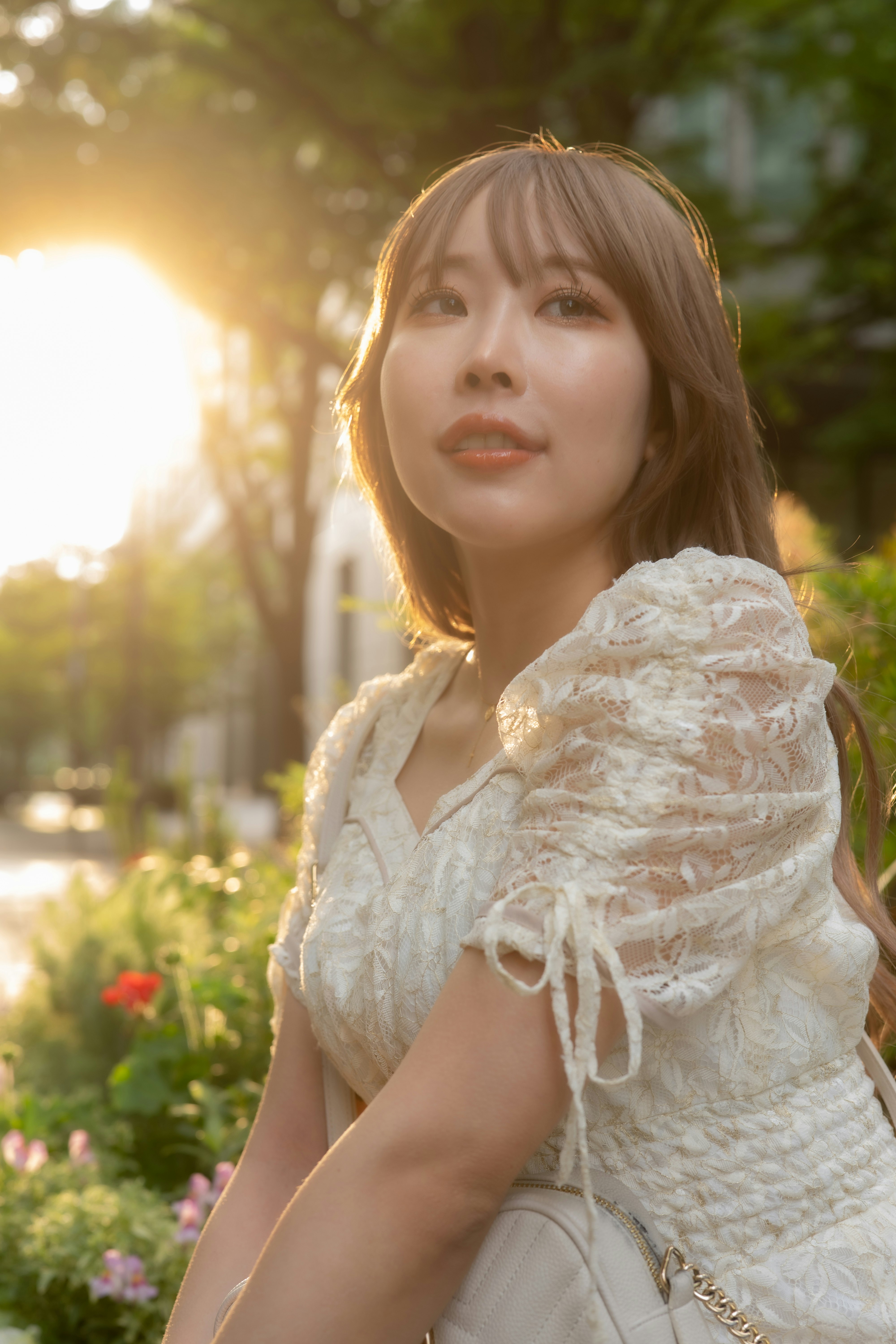 donna con abito bianco alla luce dorata
