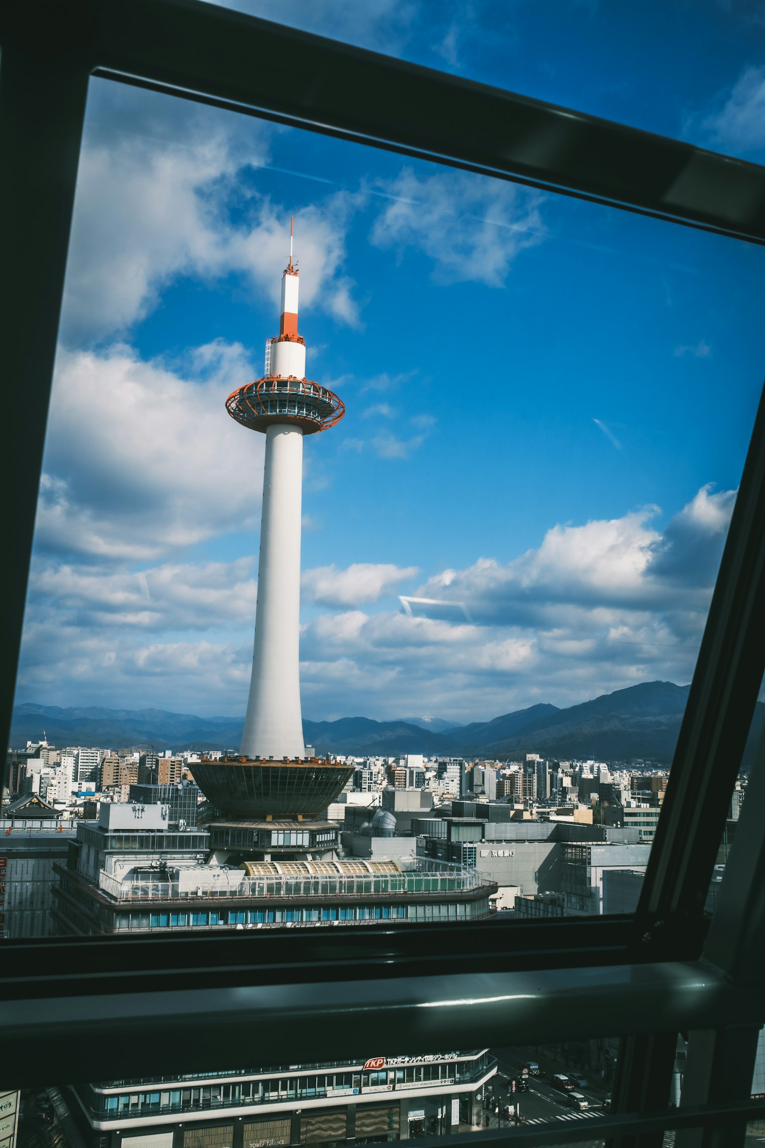 Menara Kyoto menjulang di bawah langit biru