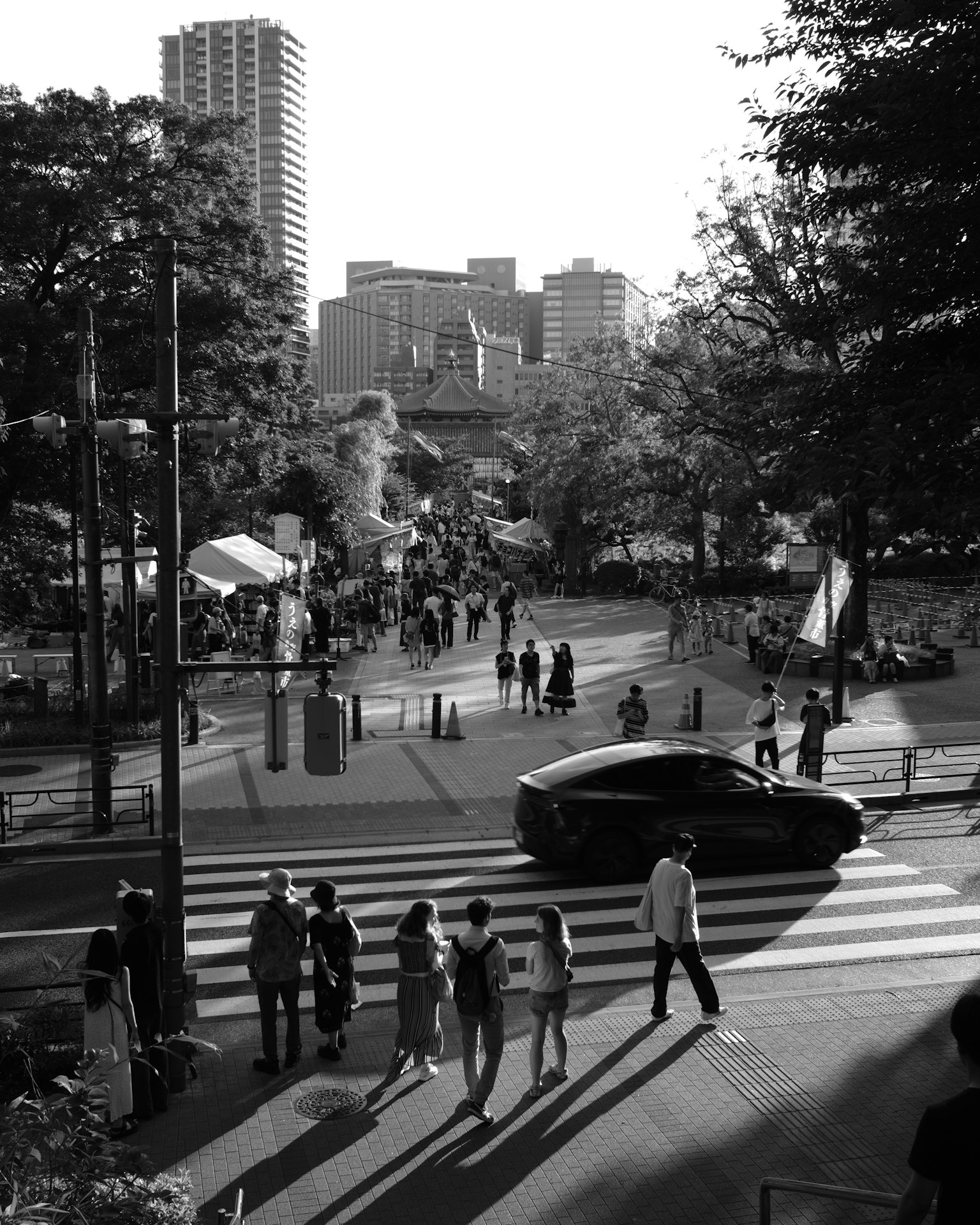 城市交叉口行人過馬路背景有高樓大廈