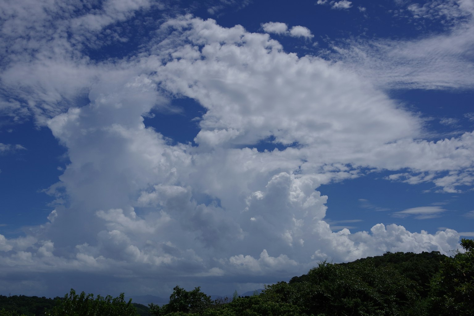 Pemandangan dengan awan putih di langit biru