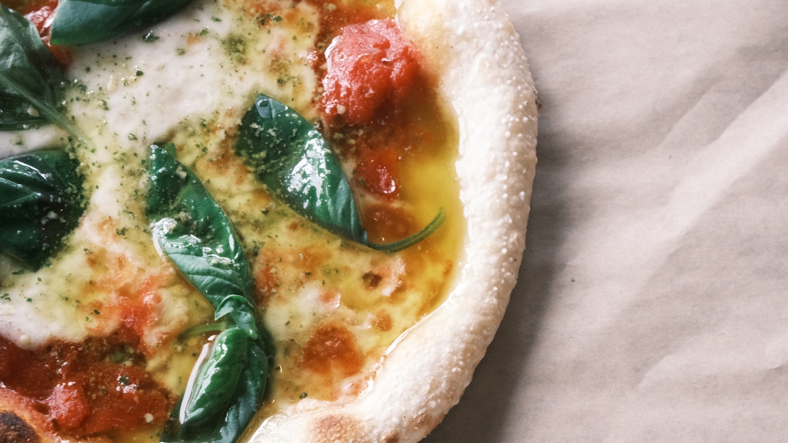 Cận cảnh pizza với húng quế tươi và sốt cà chua