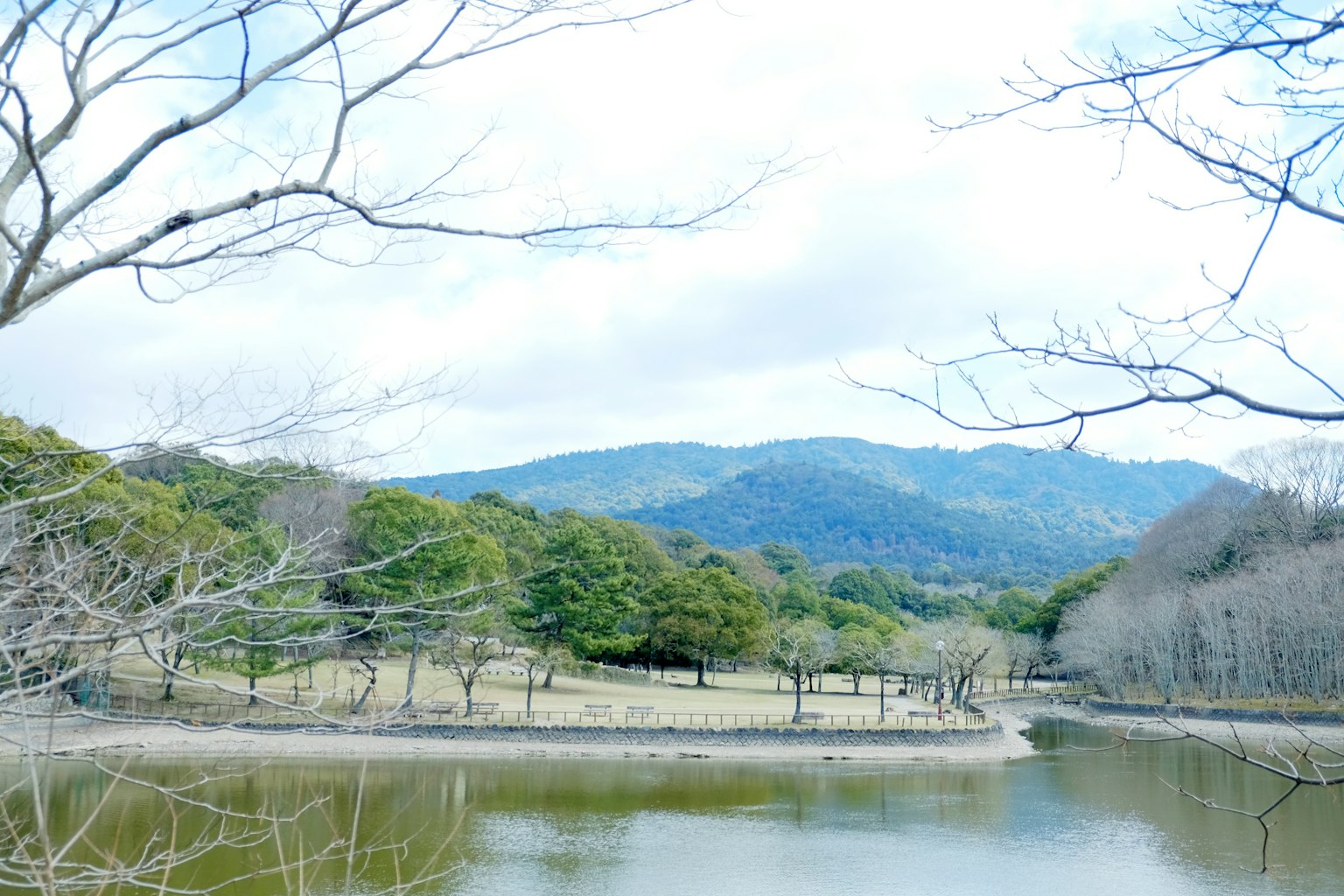 넓은 호수와 산의 경치 푸른 언덕이 있는