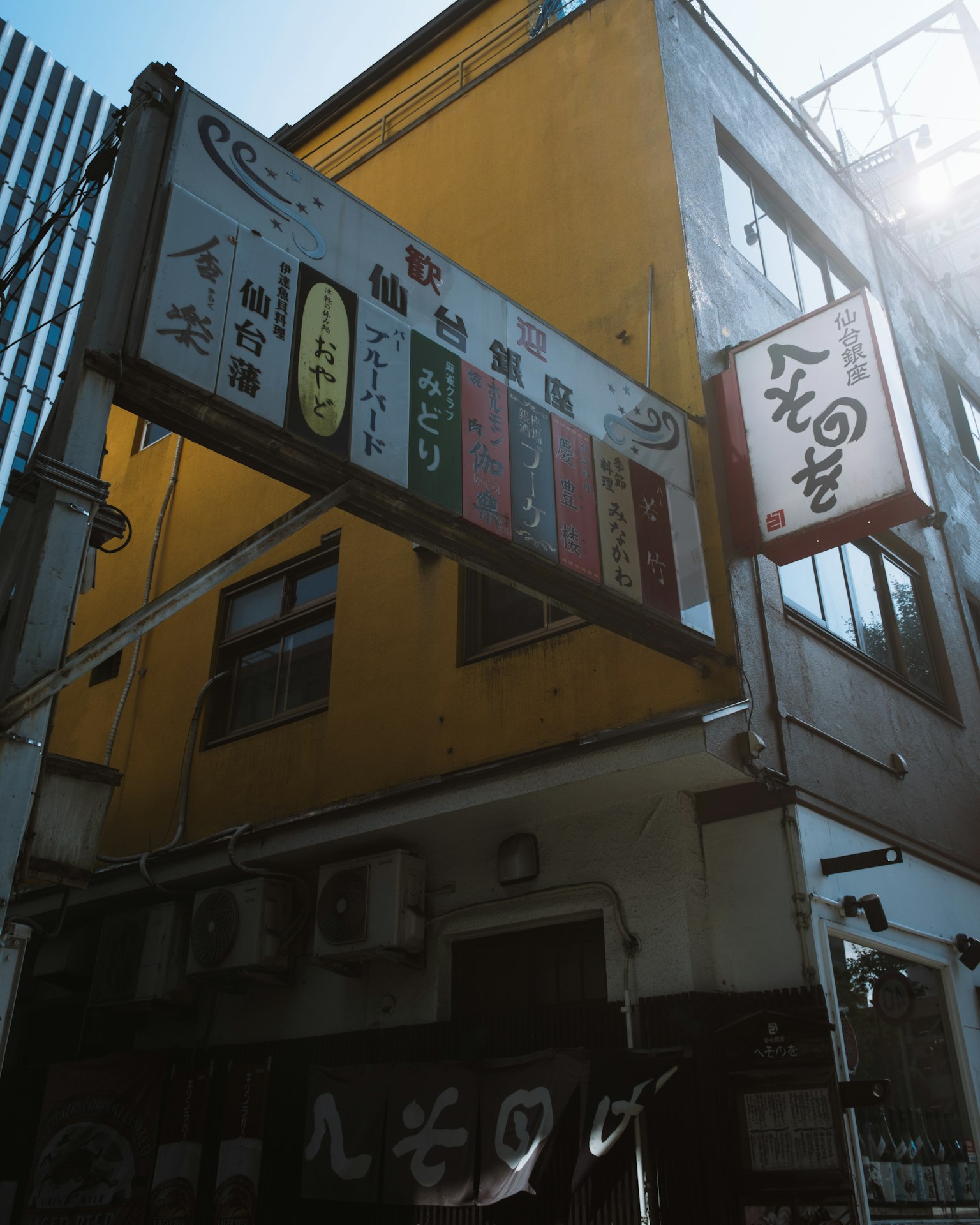 街景，黃色建築和多彩的招牌