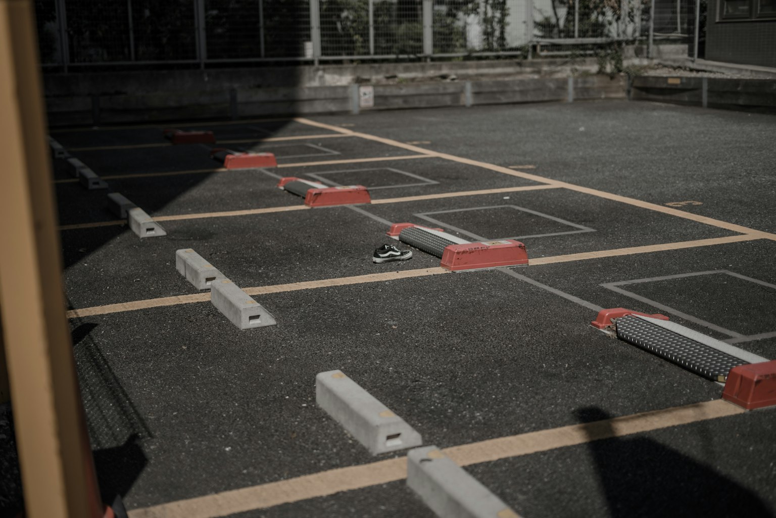 Leerer Parkplatz mit markierten Stellplätzen und roten Barrieren