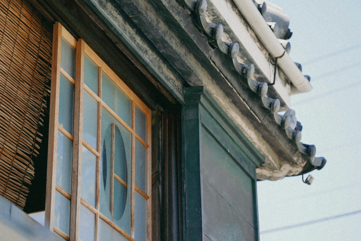 Detalle de una ventana y un techo de una casa japonesa tradicional