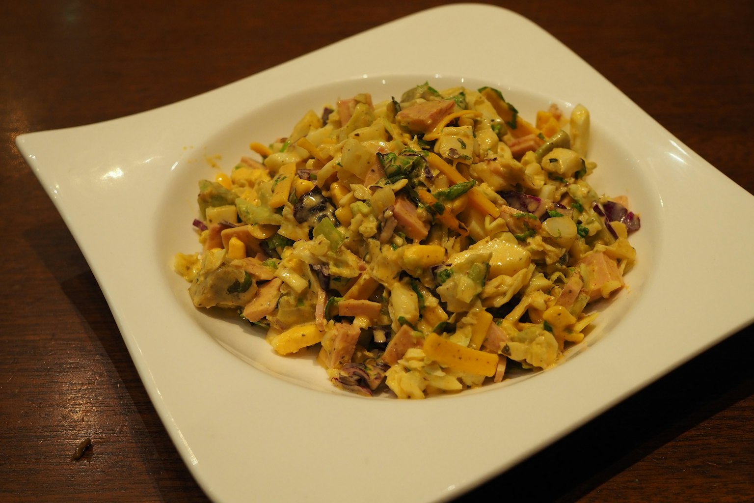 Une assiette de salade avec un mélange de divers légumes