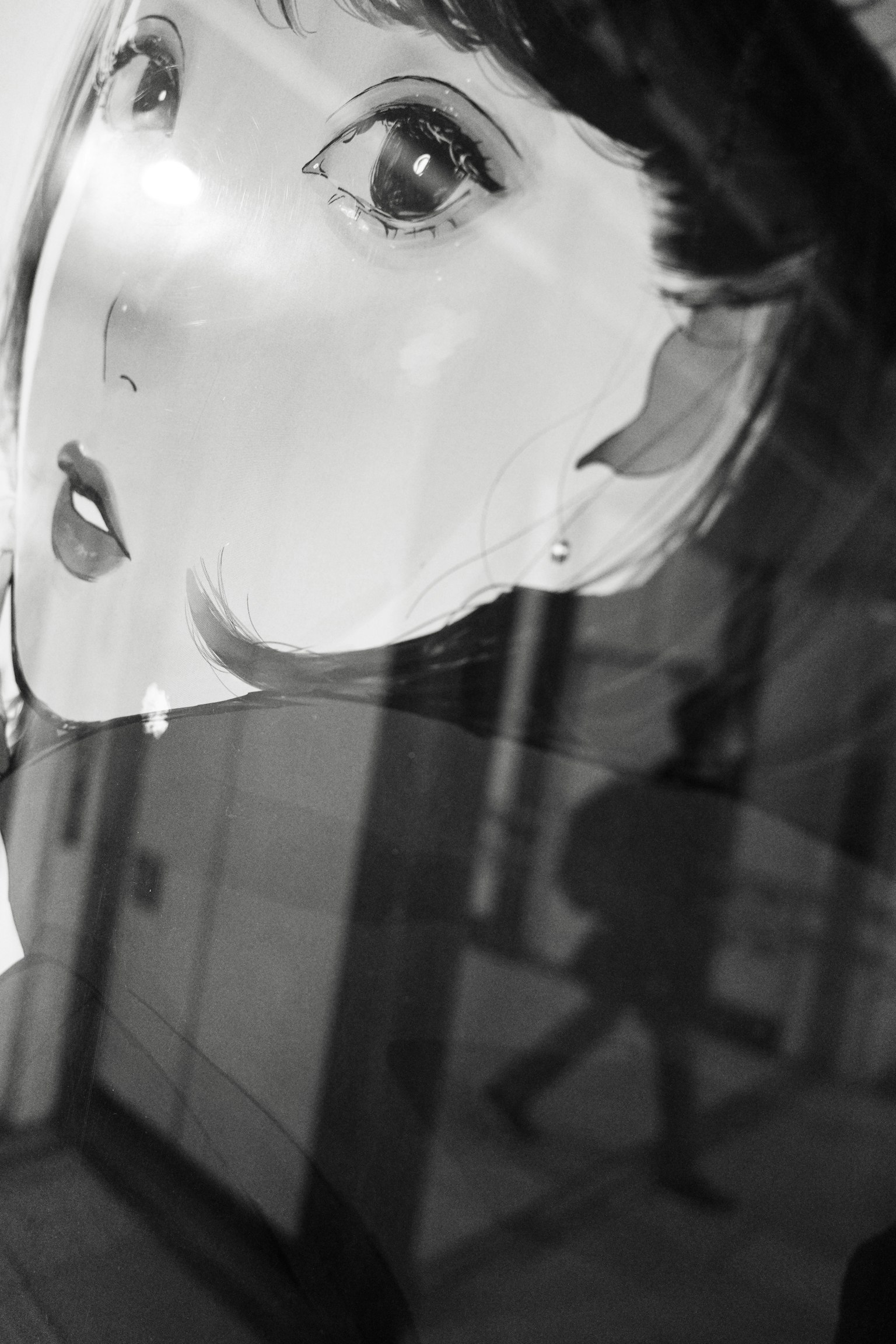 Un visage de femme illustré en noir et blanc avec une silhouette en arrière-plan