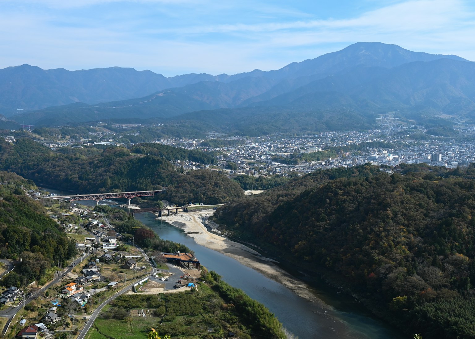 山脉和流动河流的全景