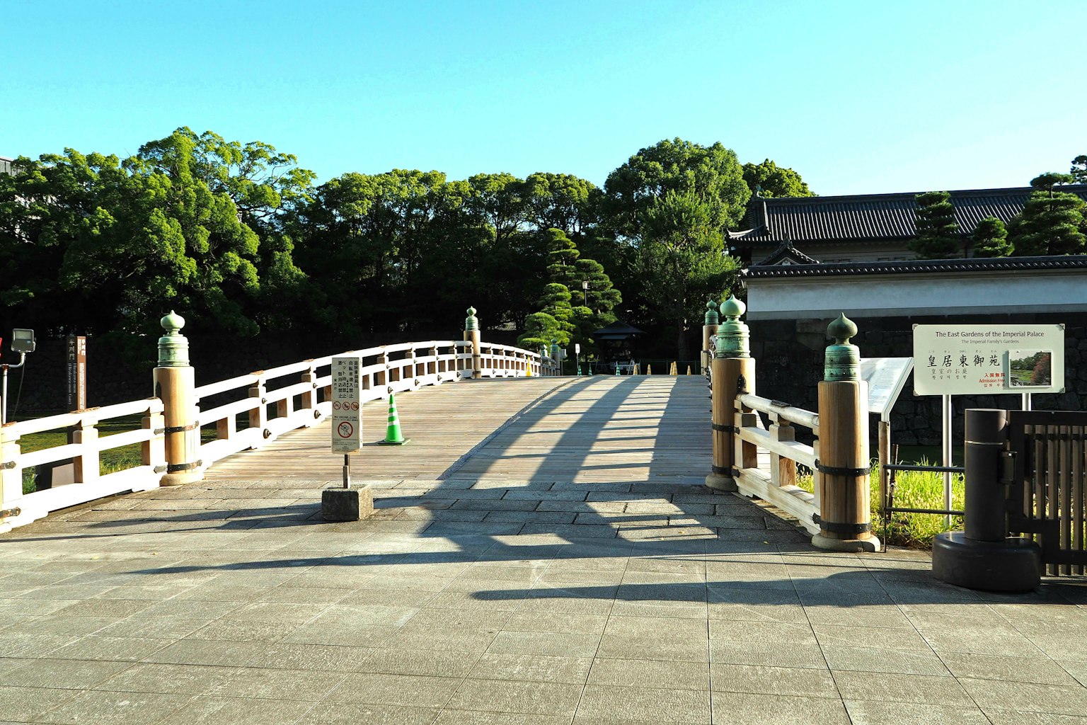 通往公園入口的美麗橋樑的小路