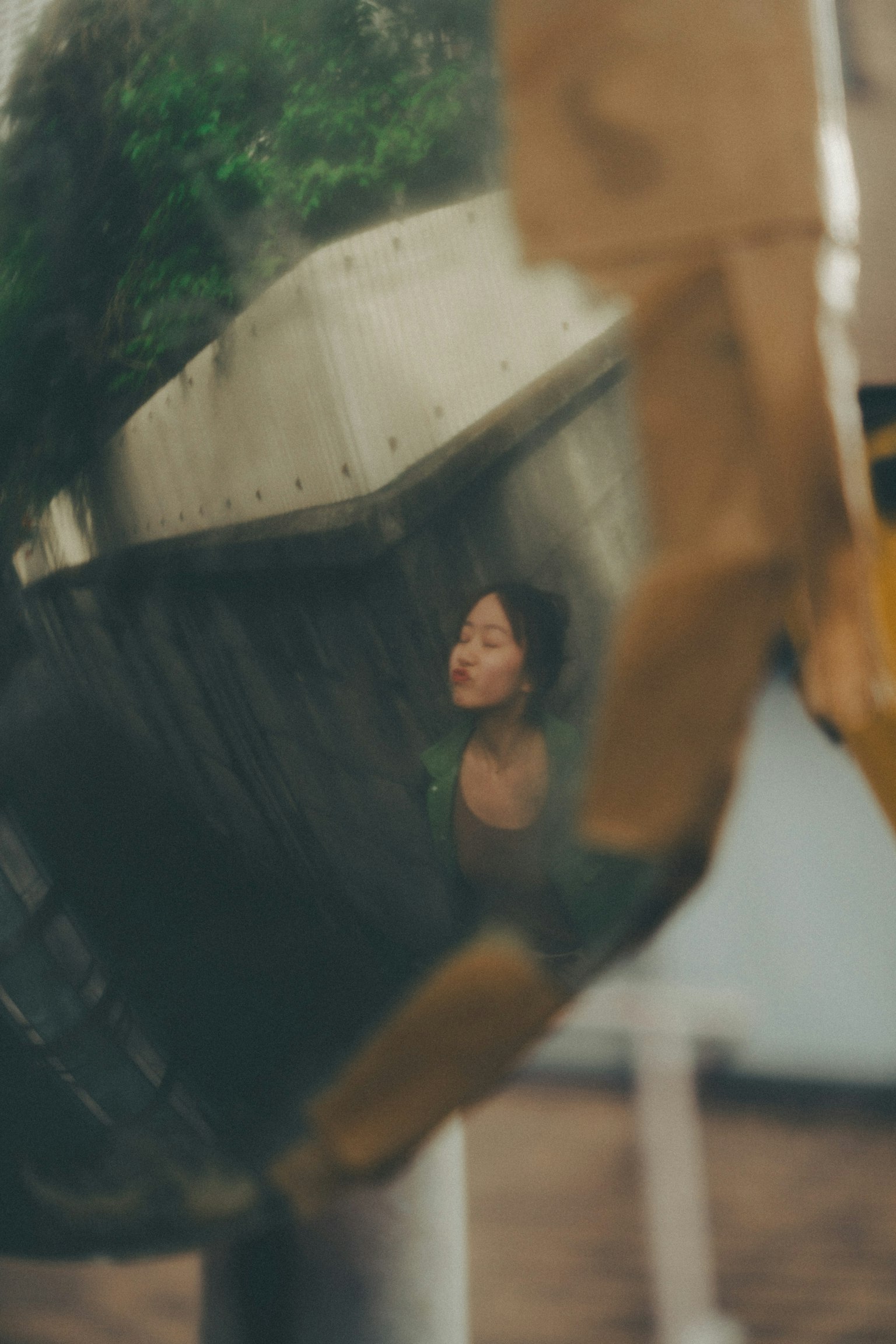 Une femme réfléchie dans une surface miroir avec une verdure environnante