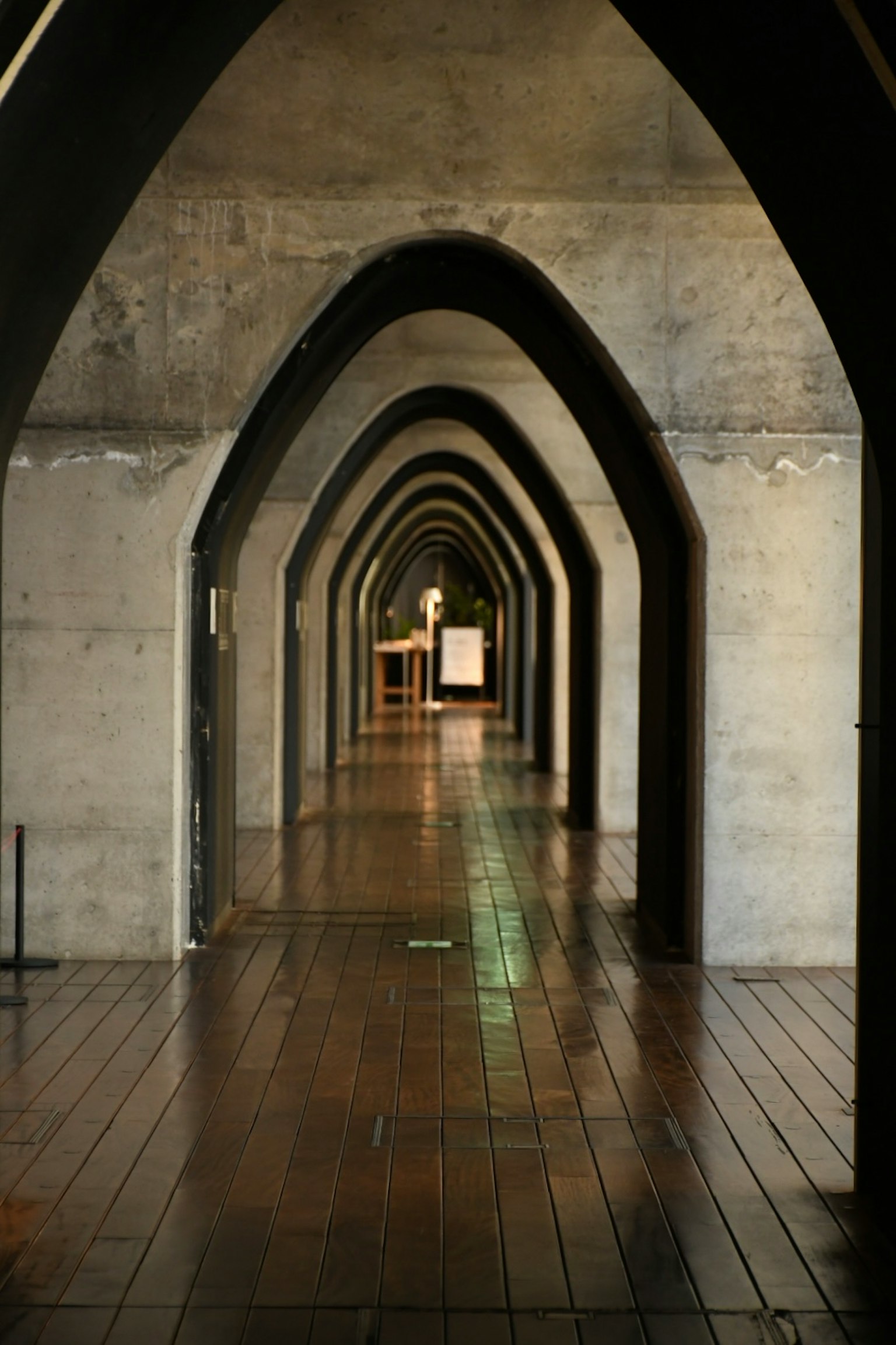 ภายในอาคารที่มีอุโมงค์คอนกรีต