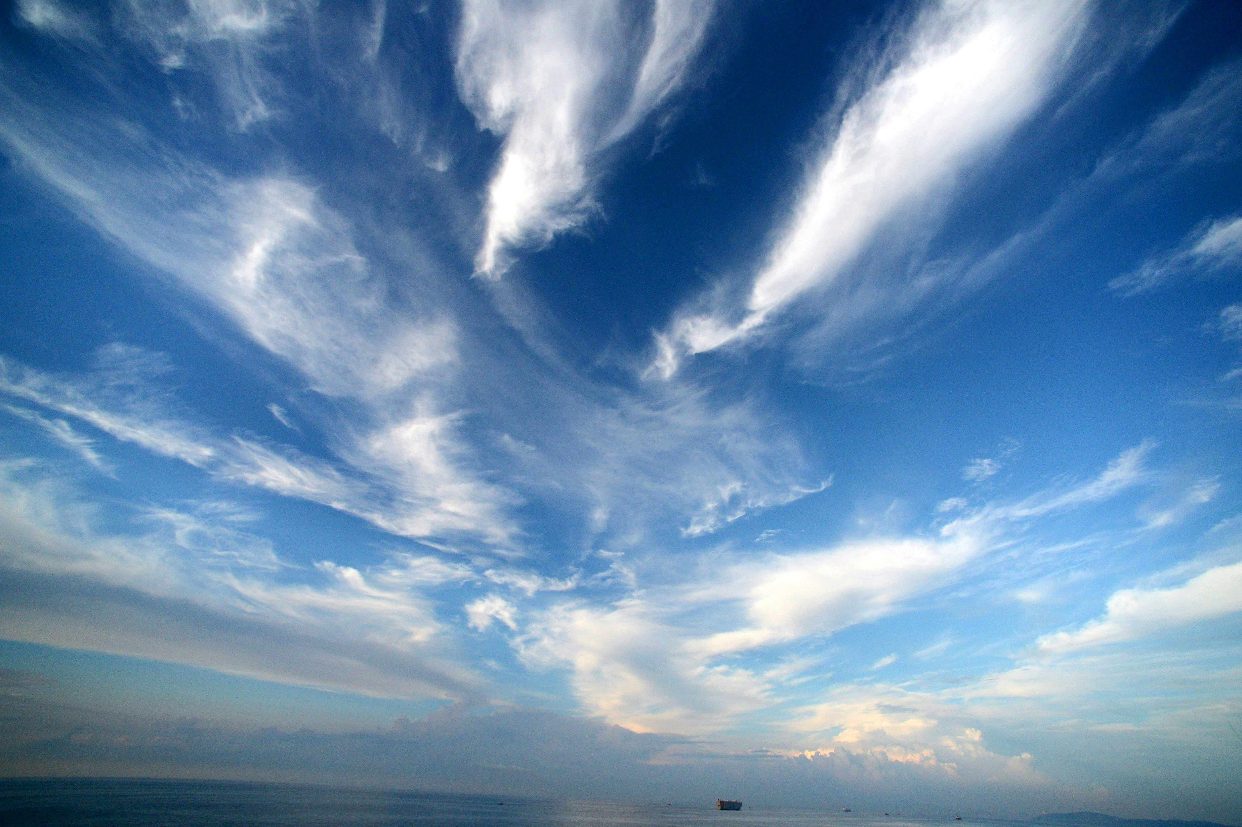 awan langit biru di atas laut dan cakrawala