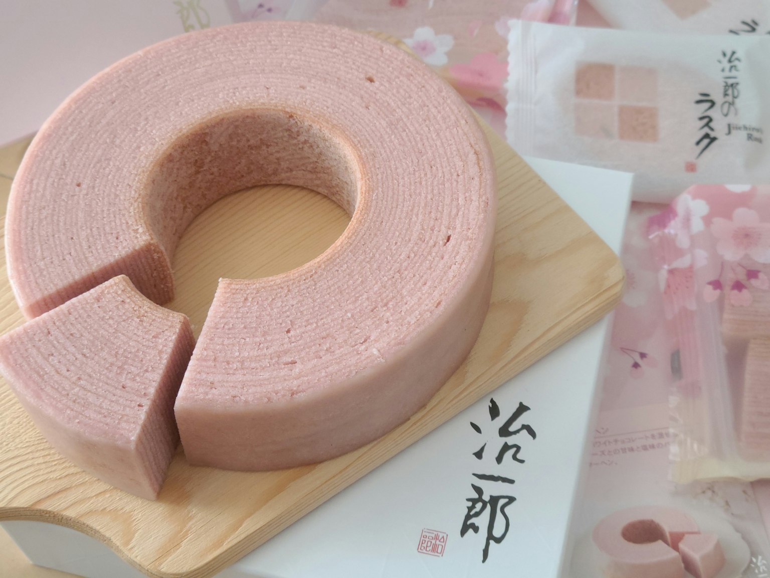Baumkuchen rosa exhibido en un plato de madera