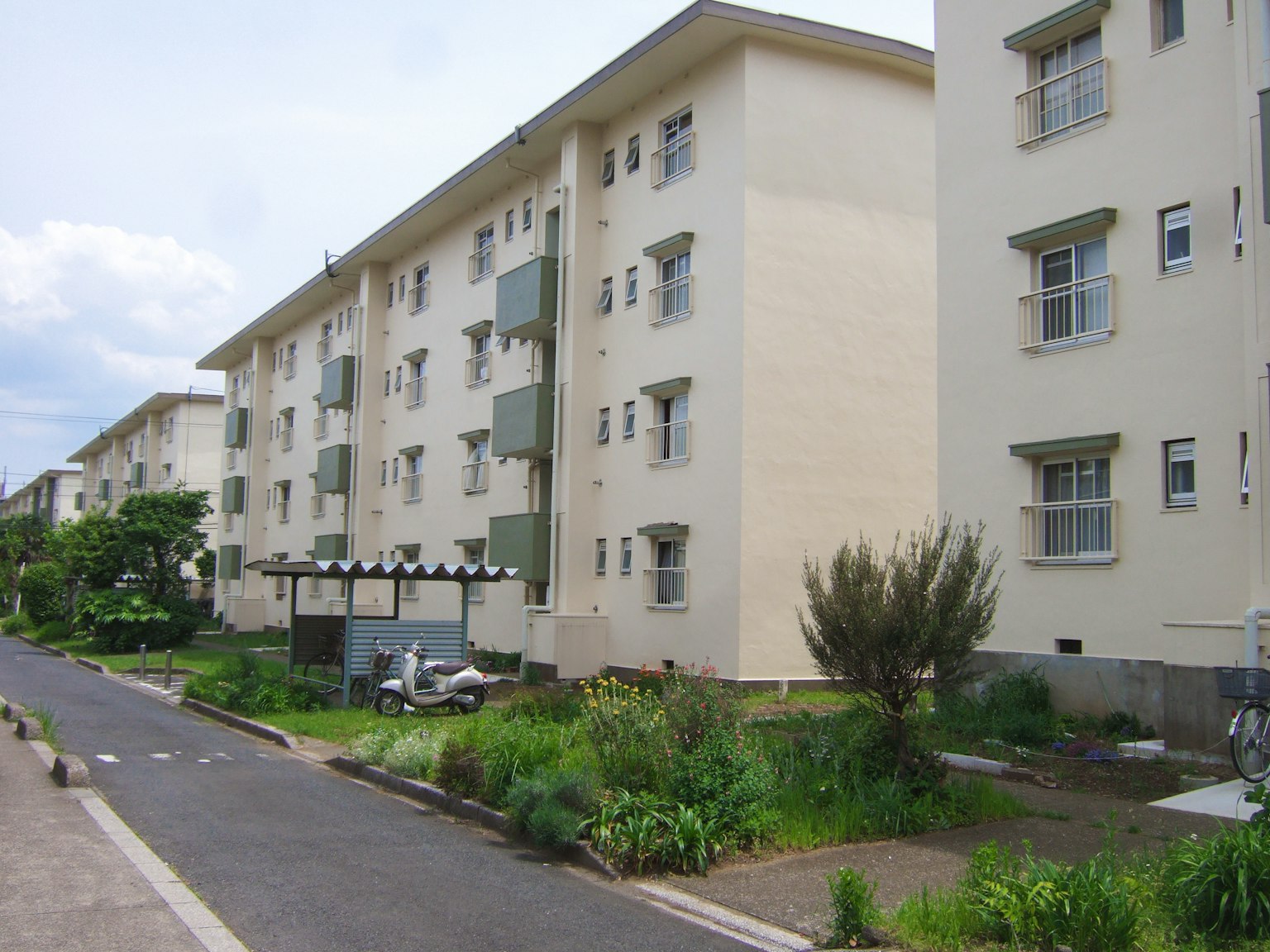 Area residenziale con edifici bianchi e vegetazione