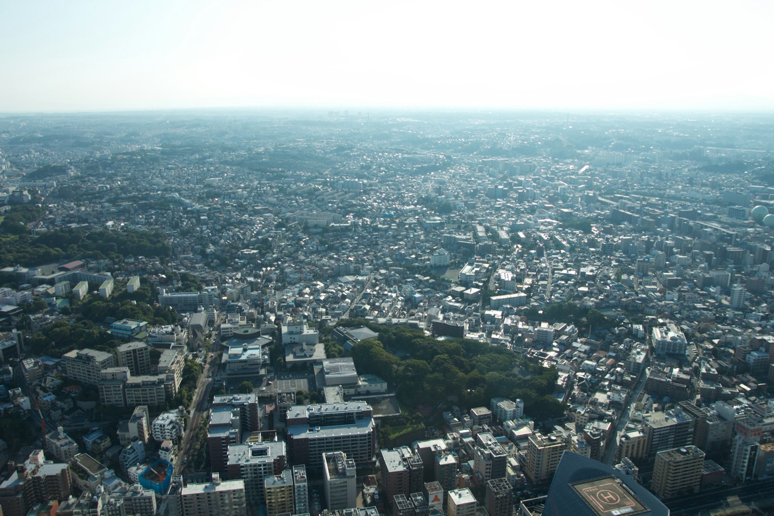 ทิวทัศน์แบบพาโนรามาของภูมิทัศน์เมืองที่มีพื้นที่สีเขียว
