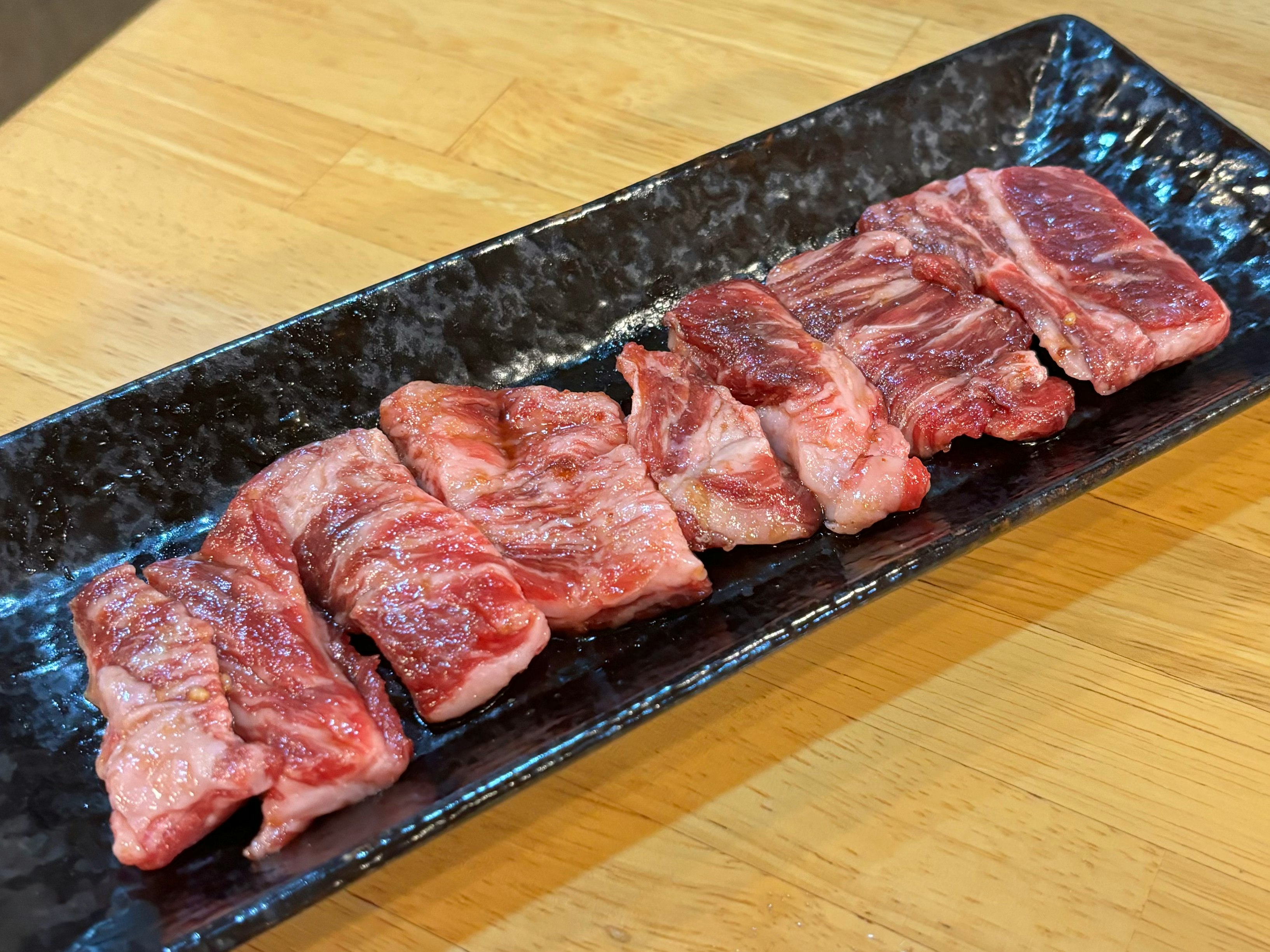 fette di pancetta di maiale per griglia su un tagliere di legno